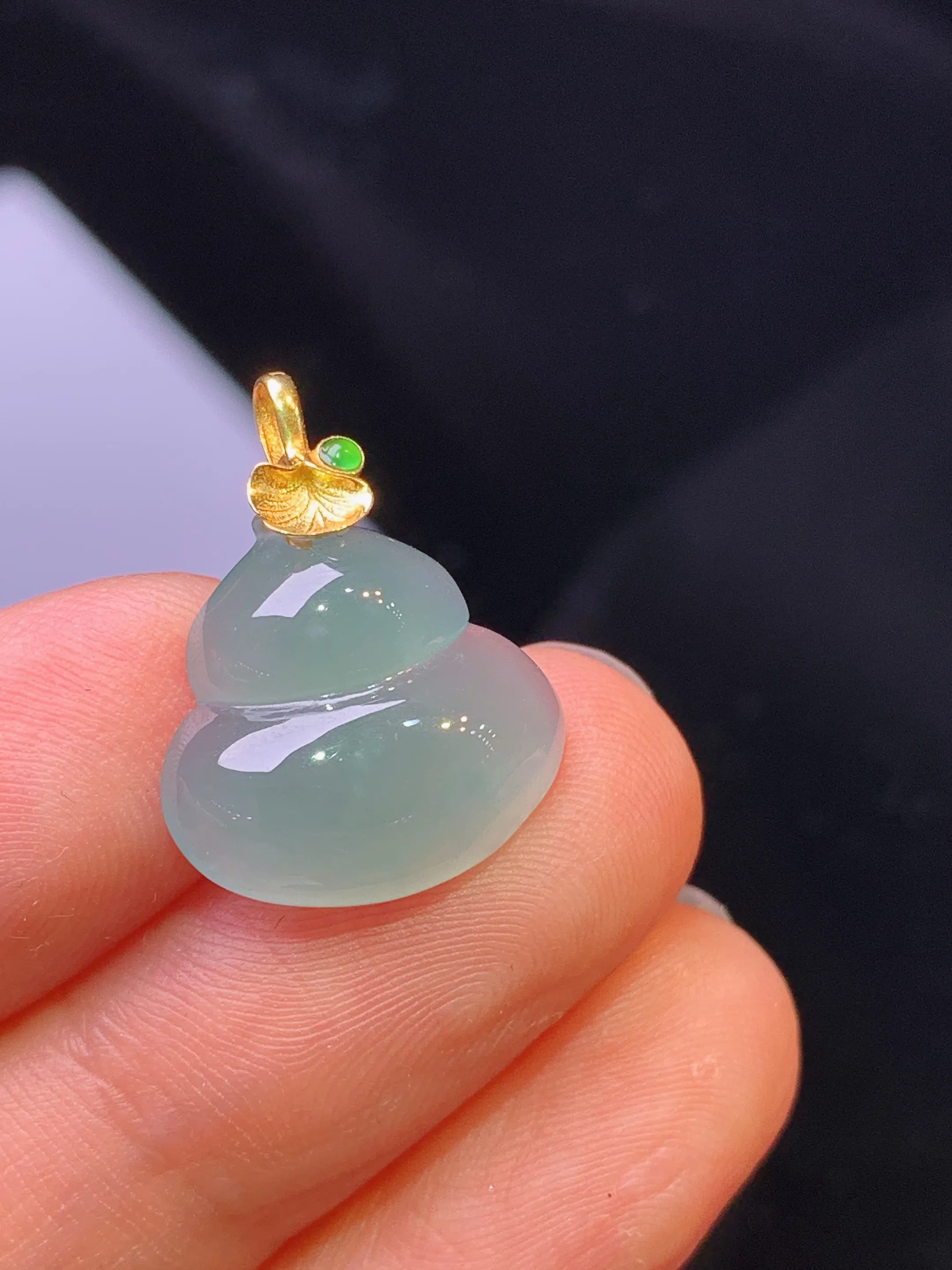 18k金镶嵌冰种葫芦吊坠 玉质细腻 色泽清新艳丽 整体尺寸19.6*15.2*4.7