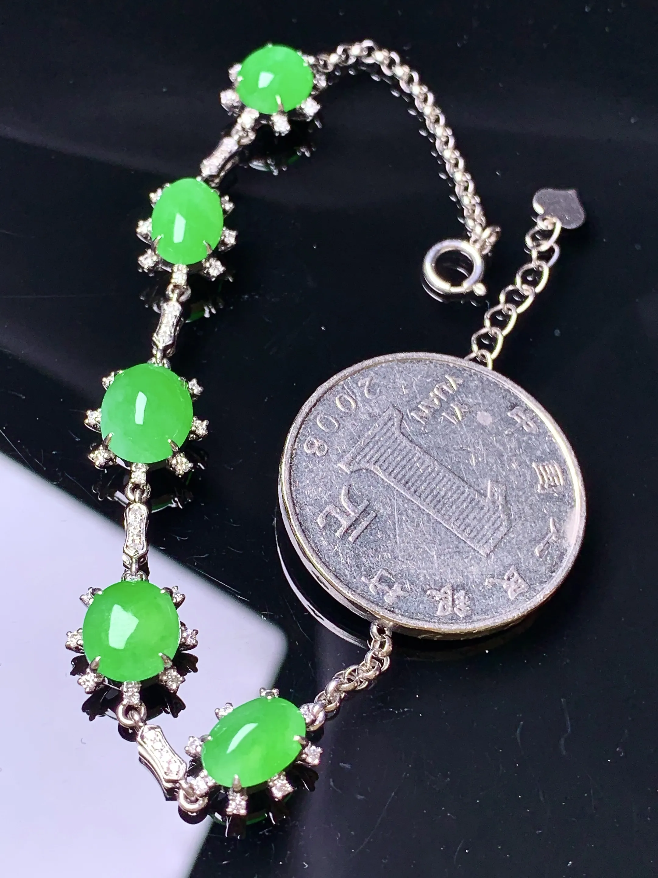 18k金钻镶嵌满绿蛋面手链 玉质细腻 色泽清新艳丽 整体尺寸8.8*7*5