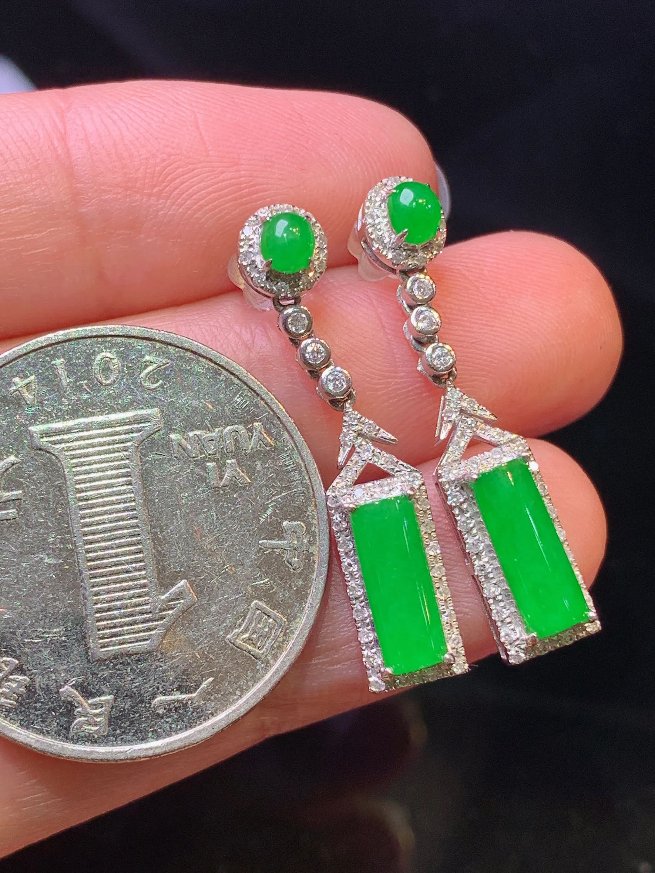 18k金钻镶嵌满绿无事牌吊坠 玉质细腻 色泽清新艳丽 整体尺寸28.6*5.8*5.2