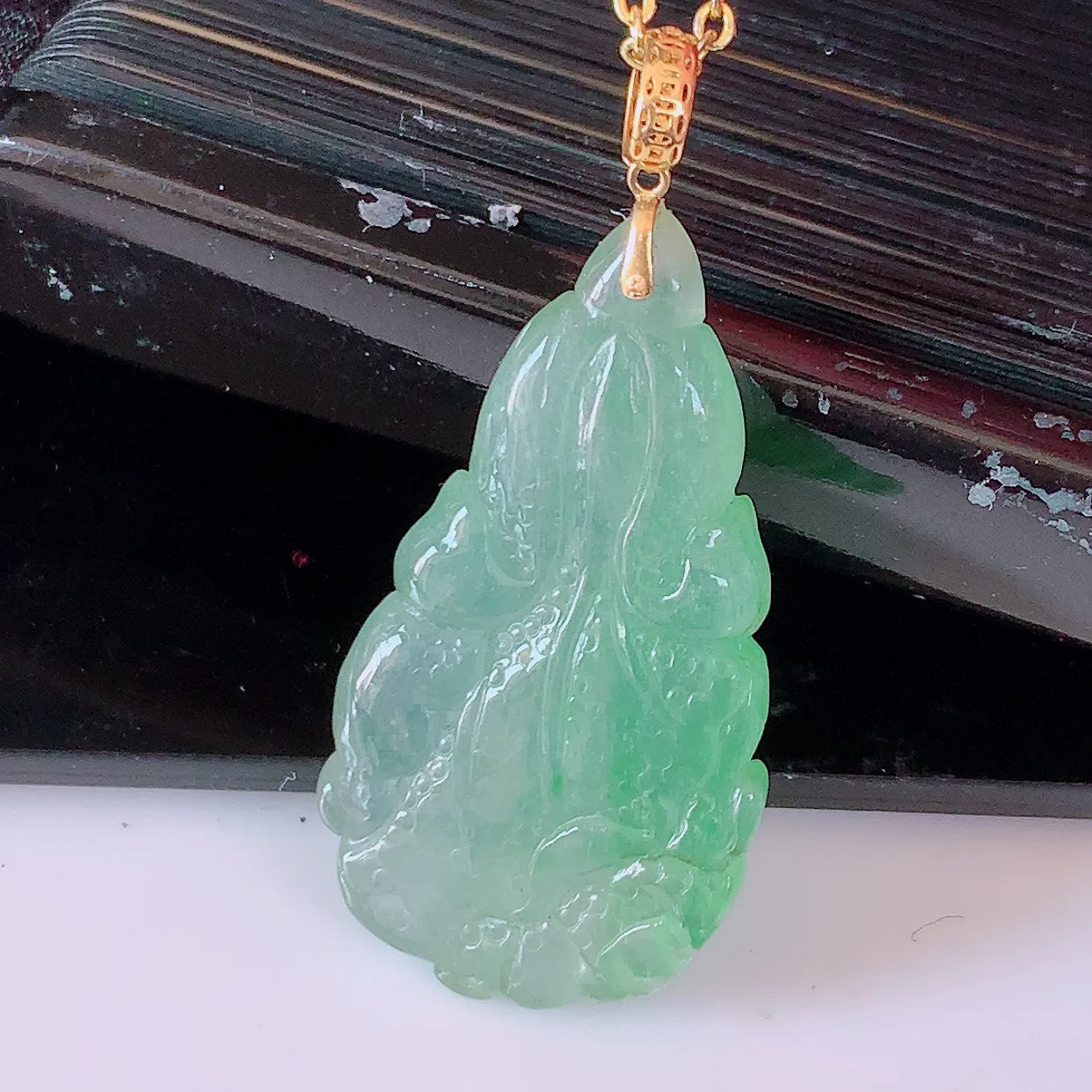 18K金镶嵌冰种飘绿翡翠招百财白菜吊坠，百财聚来，财源滚滚，色泽鲜艳，精工水润的白菜，性价比高！#1.25