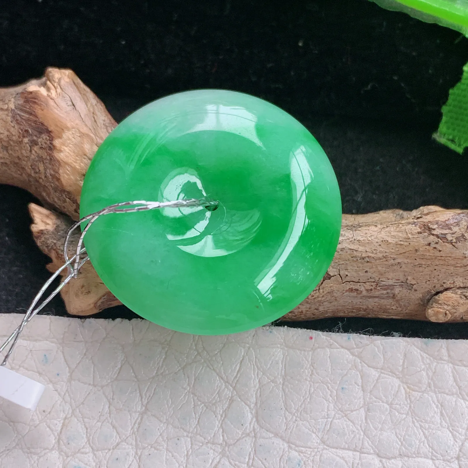 qxm实拍24.5*5.5缅甸翡翠精雕胶感饱满辣绿平安扣玉吊坠 玉挂件