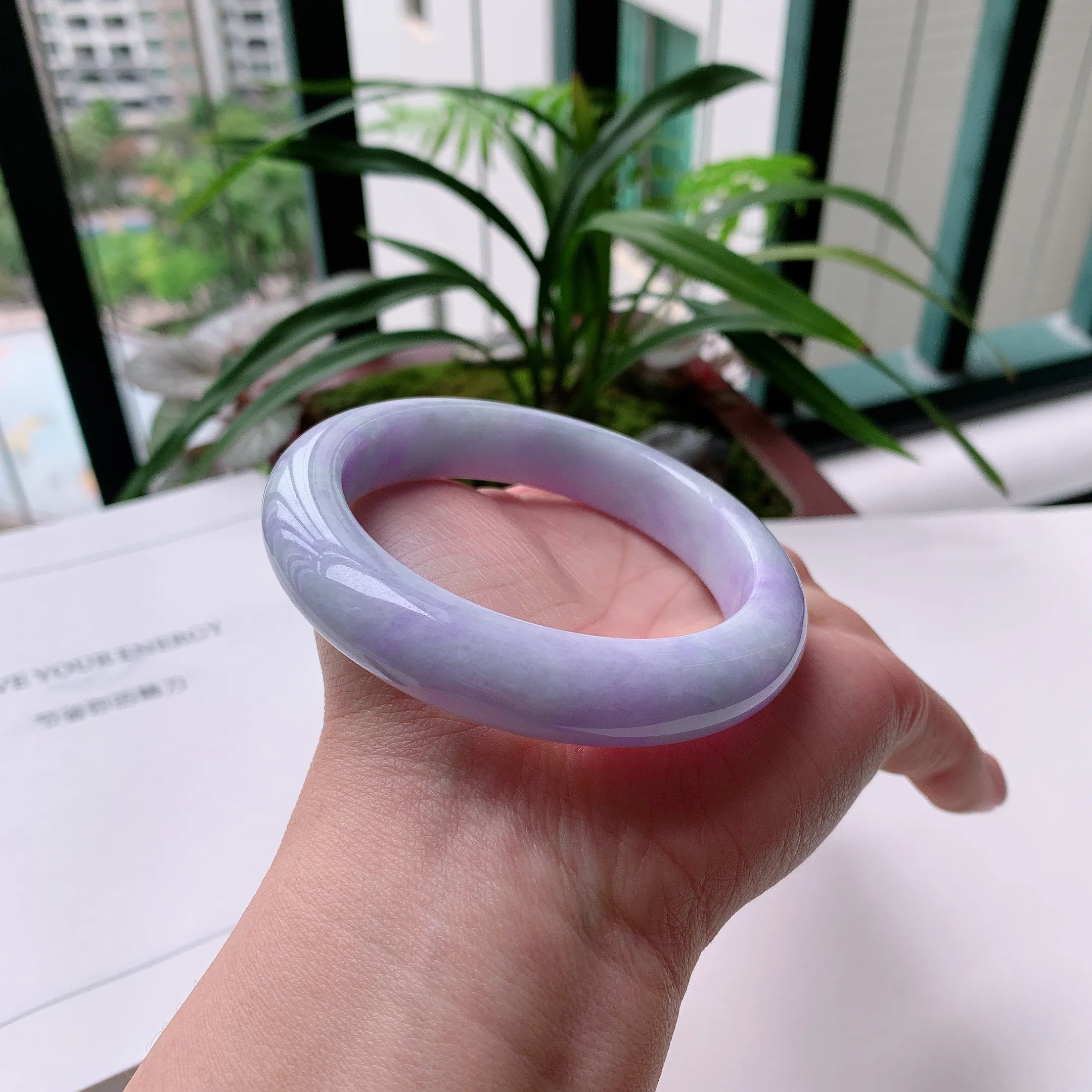 正圈58圈口，天然A货翡翠冰糯种水润飘绿玉手镯，水润秀丽，飘花灵动，种水十足，视觉甜美可人，恰到好