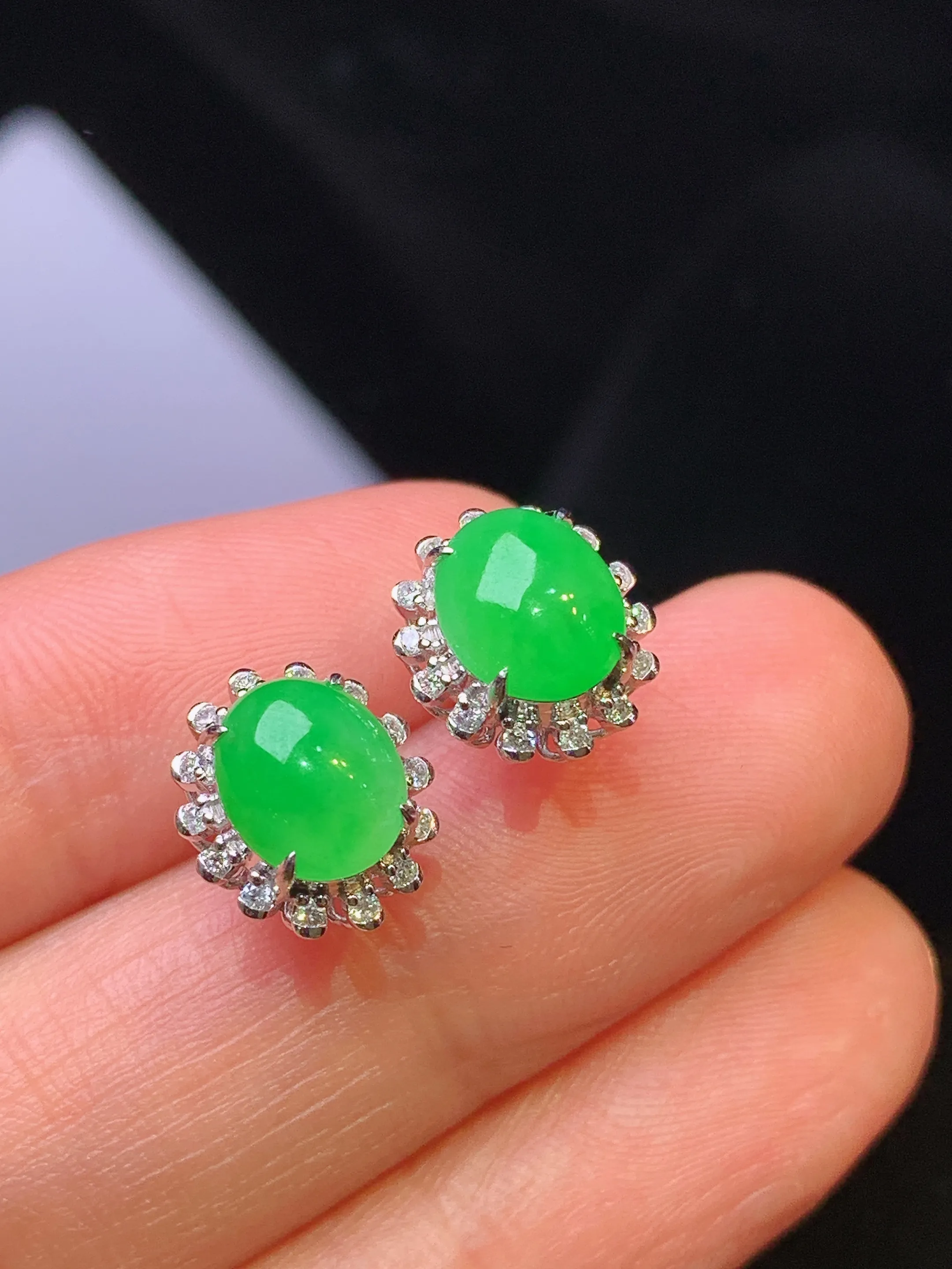 18k金钻镶嵌满绿蛋面耳钉 玉质细腻 色泽清新艳丽 整体尺寸11*9.5*7.3