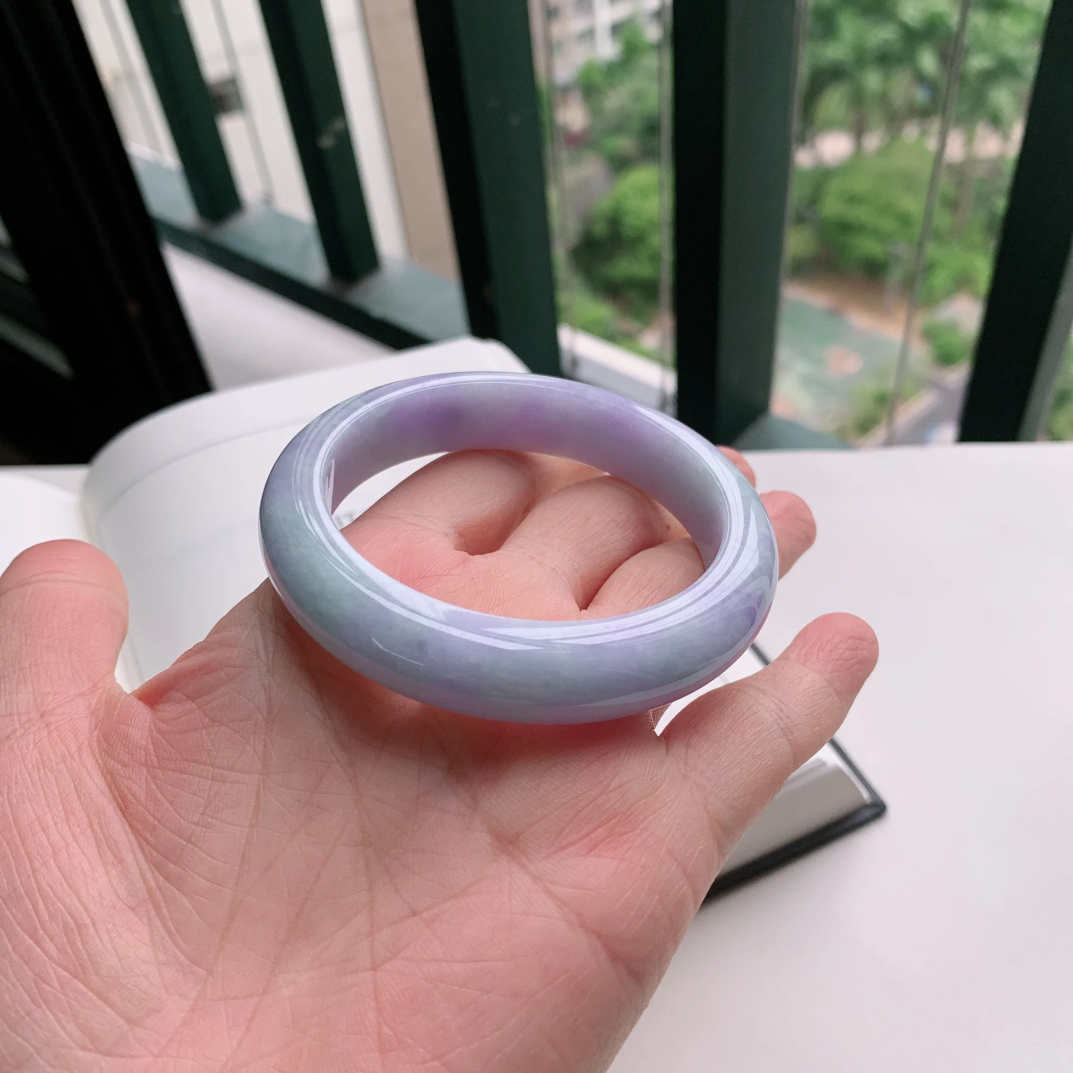 正圈54圈口，天然A货翡翠冰糯种水润飘绿玉手镯，水润秀丽，飘花灵动，种水十足，视觉甜美可人，恰到好处的美，十分高雅耐看，条形优美，上手优雅大方。59.31