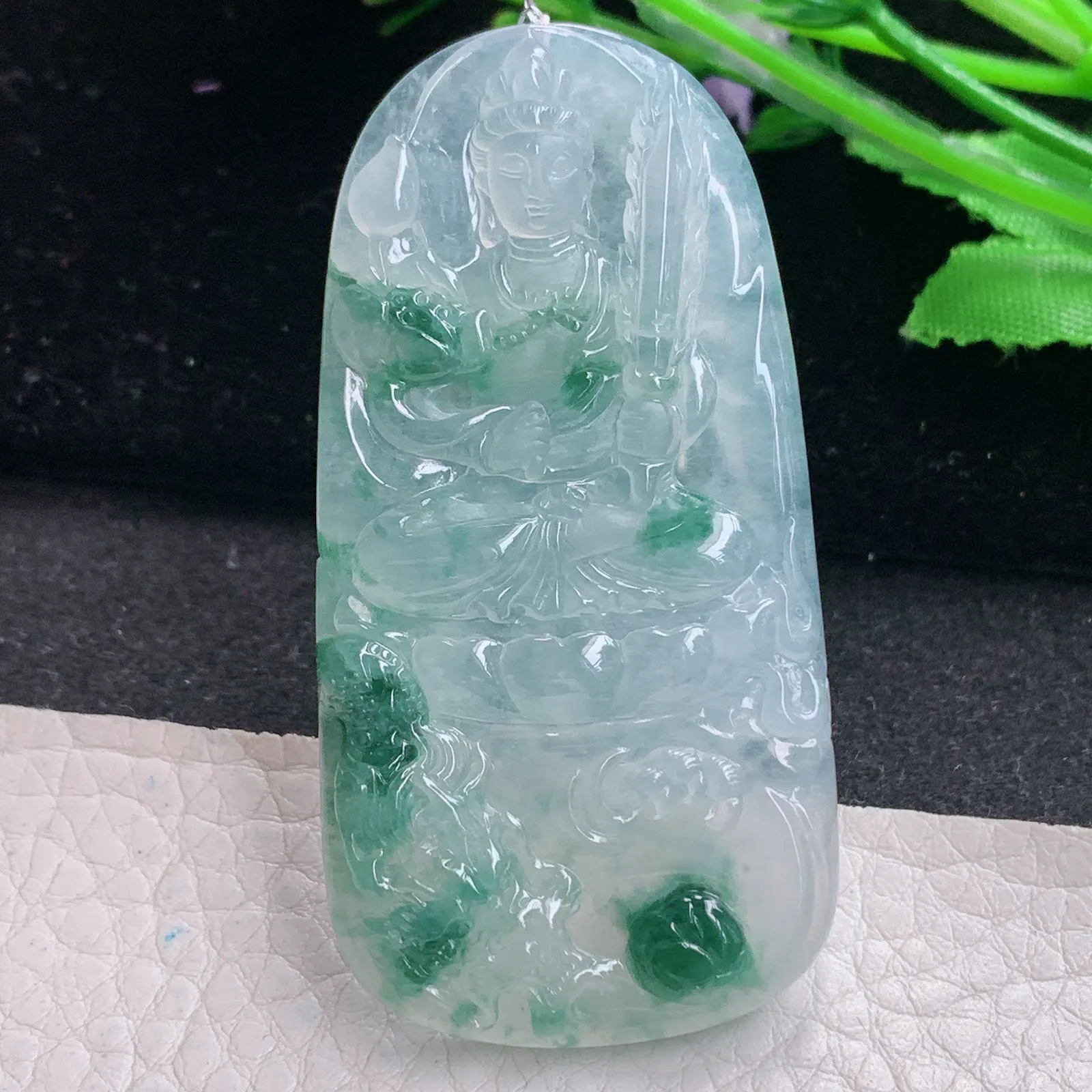 qxm实拍63*31.8*6缅甸翡翠精雕冰飘花大势至菩萨 生肖守护神玉吊坠 玉挂件