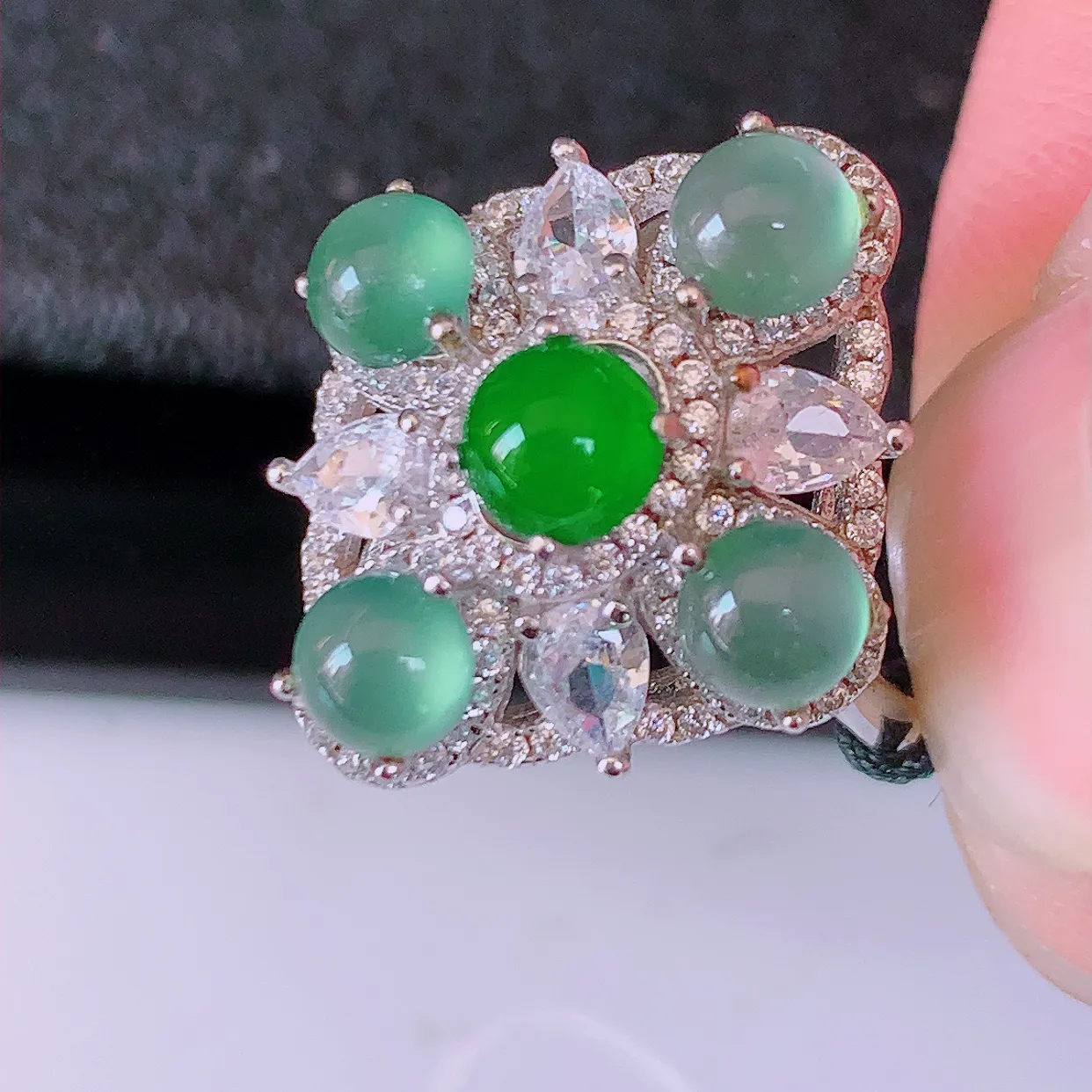 冰透满绿翡翠925银镶嵌戒指，自然光实拍，翠色灵动，颜色漂亮，种老水足，品相佳，佩戴佳品！#97.25（圈口可调大小）整体25.5-16.8-7.6裸石4.2*4.2