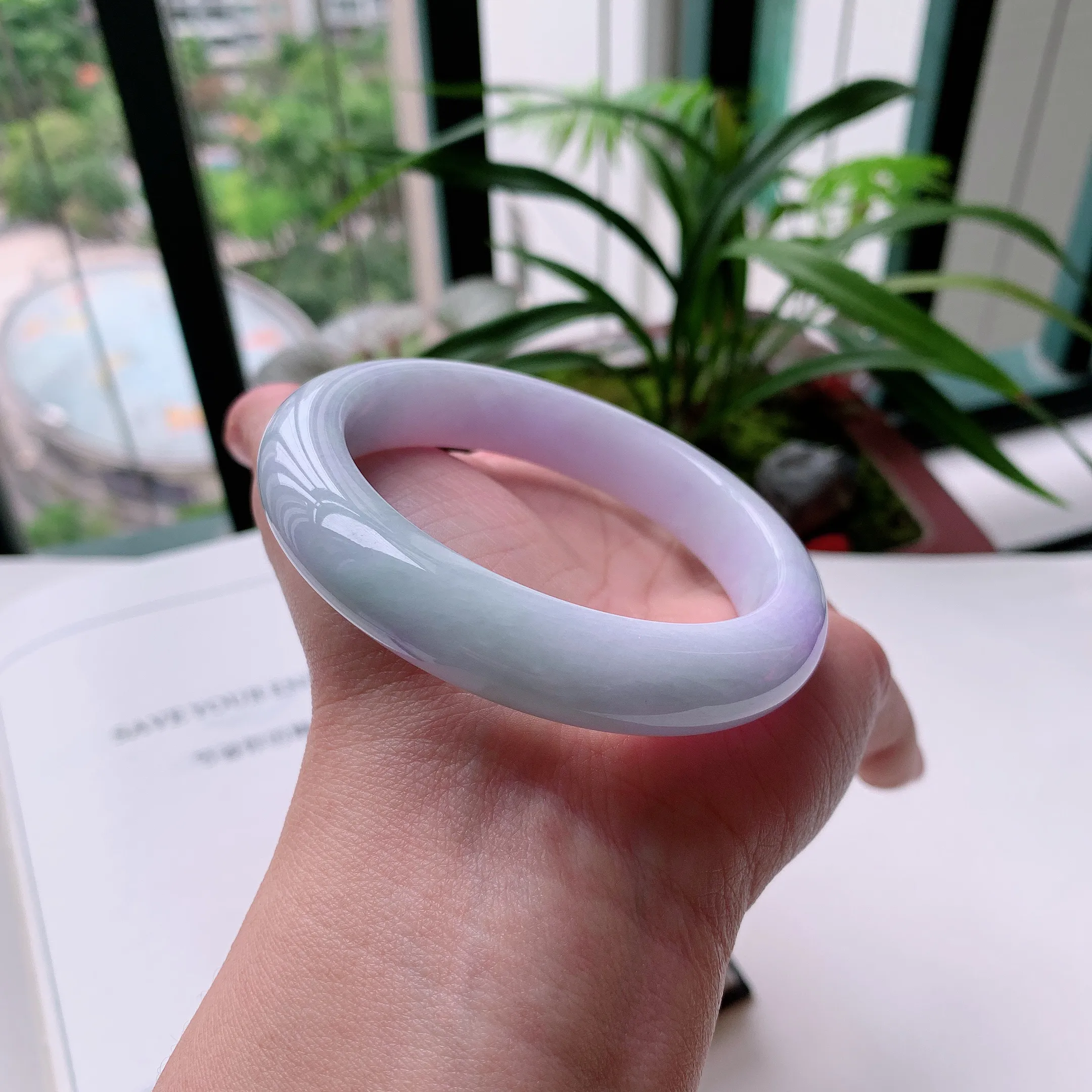 正圈57圈口，天然A货翡翠冰糯种水润飘绿玉手镯，水润秀丽，飘花灵动，种水十足，视觉甜美可人，恰到好处的美，十分高雅耐看，条形优美，上手优雅大方。63.98