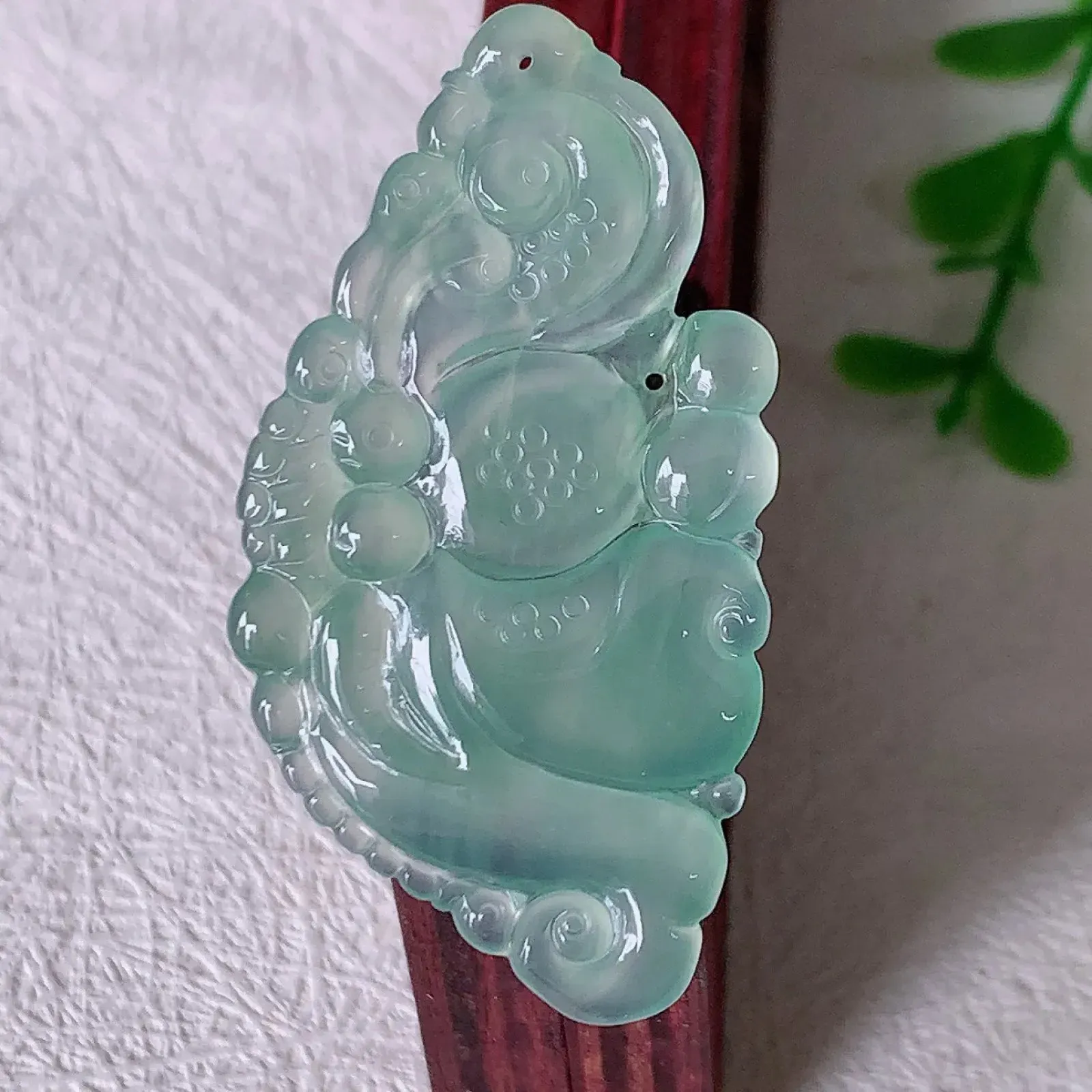 自然光实拍，冰种蝴蝶翡翠吊坠，翠色灵动，玉质细腻，颜色漂亮，品相佳，佩戴佳品！#01.25