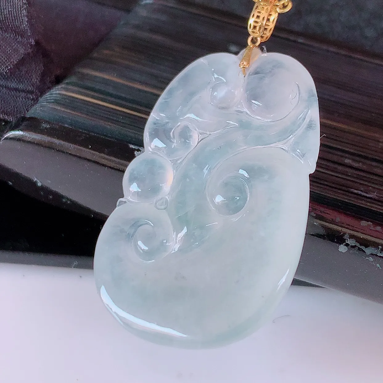 18K金镶嵌冰种翡翠如意吊坠，简单的镶嵌设计、让玉坠百搭又精致，寓意着吉祥，事事如意！#1.25