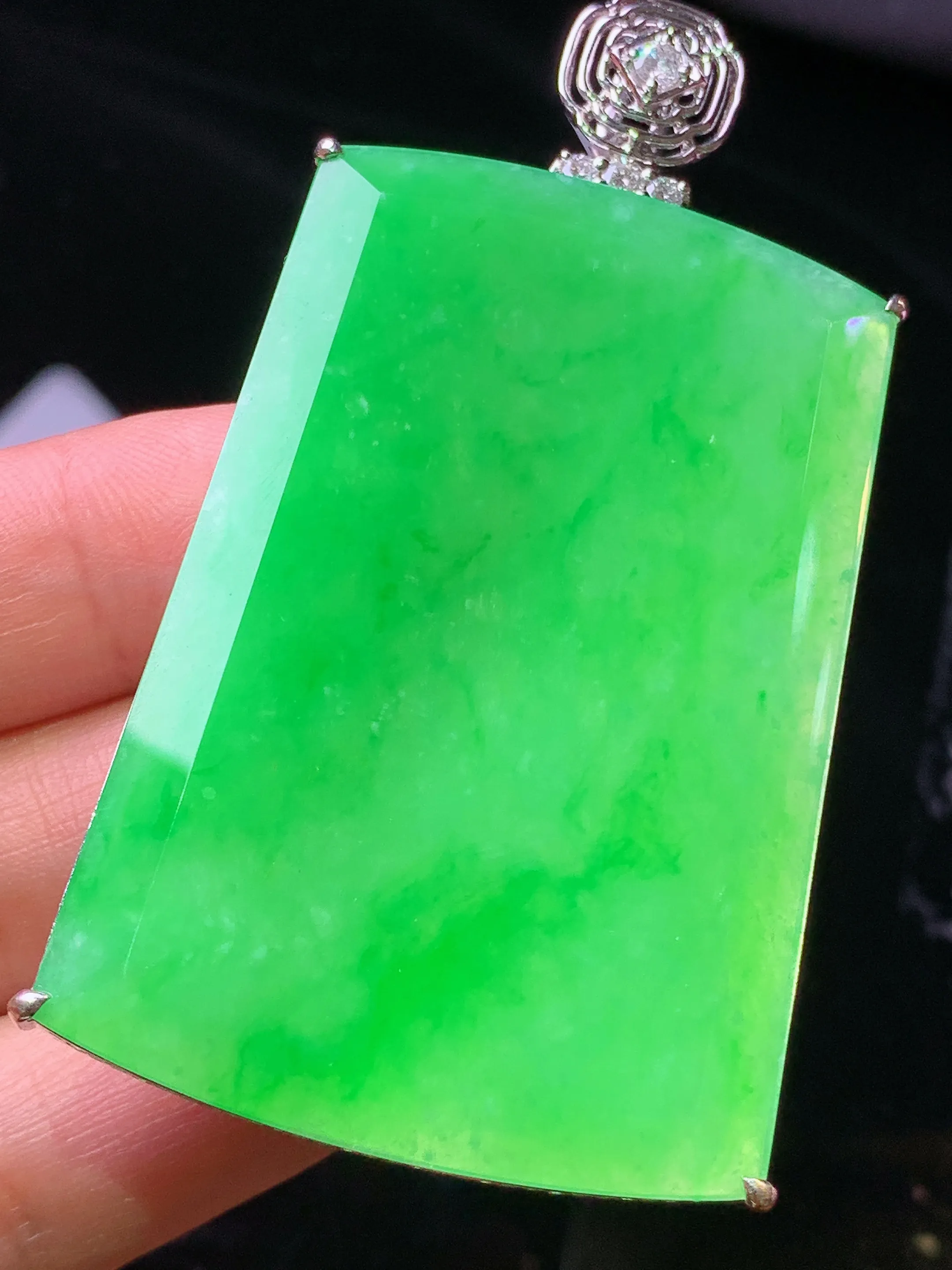 18k金镶嵌翠绿无事牌吊坠 玉质细腻 色泽清新艳丽 整体尺寸66.5*36.6*8.5