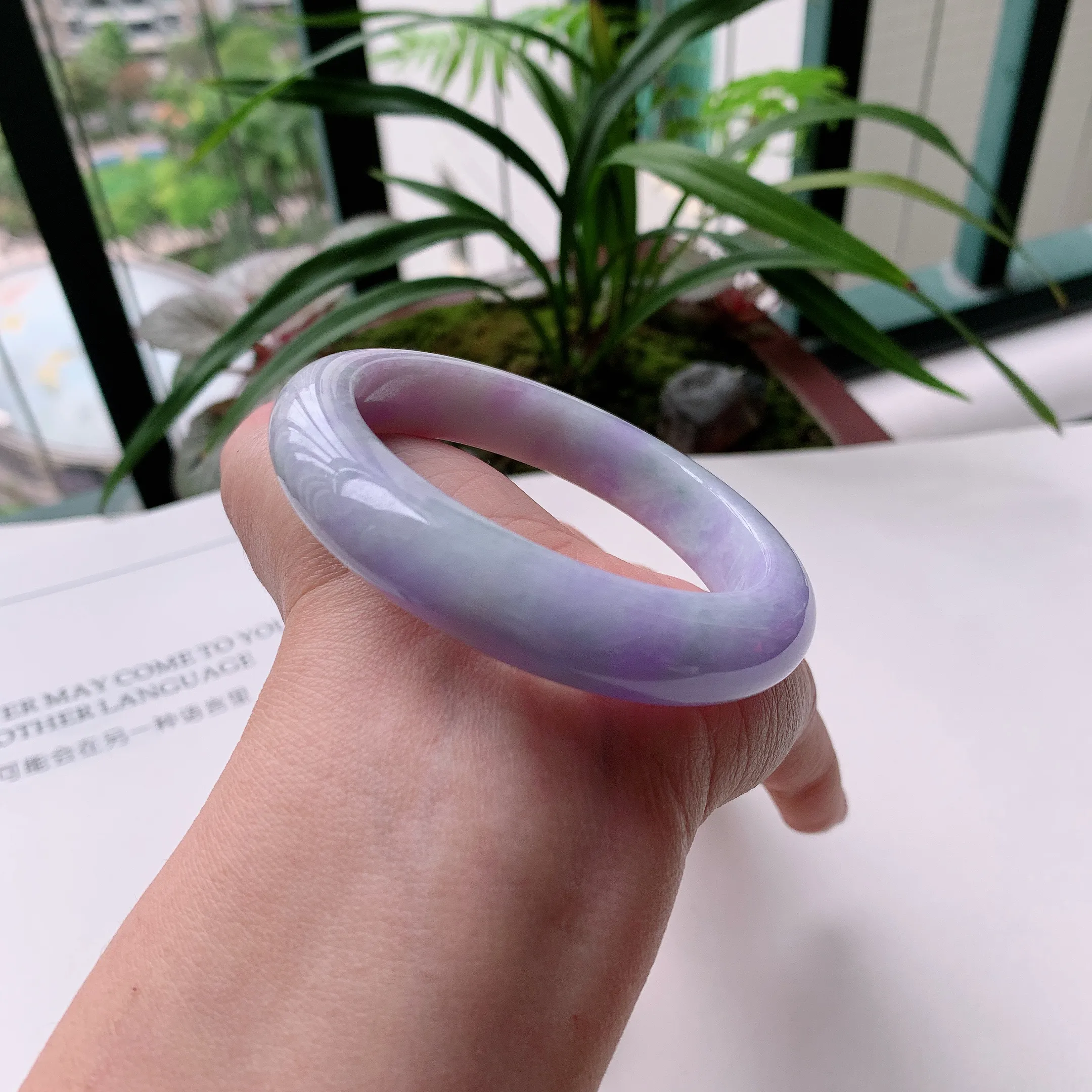 正圈57圈口，天然A货翡翠冰糯种水润飘绿玉手镯，水润秀丽，飘花灵动，种水十足，视觉甜美可人，恰到好处的美，十分高雅耐看，条形优美，上手优雅大方。65.53