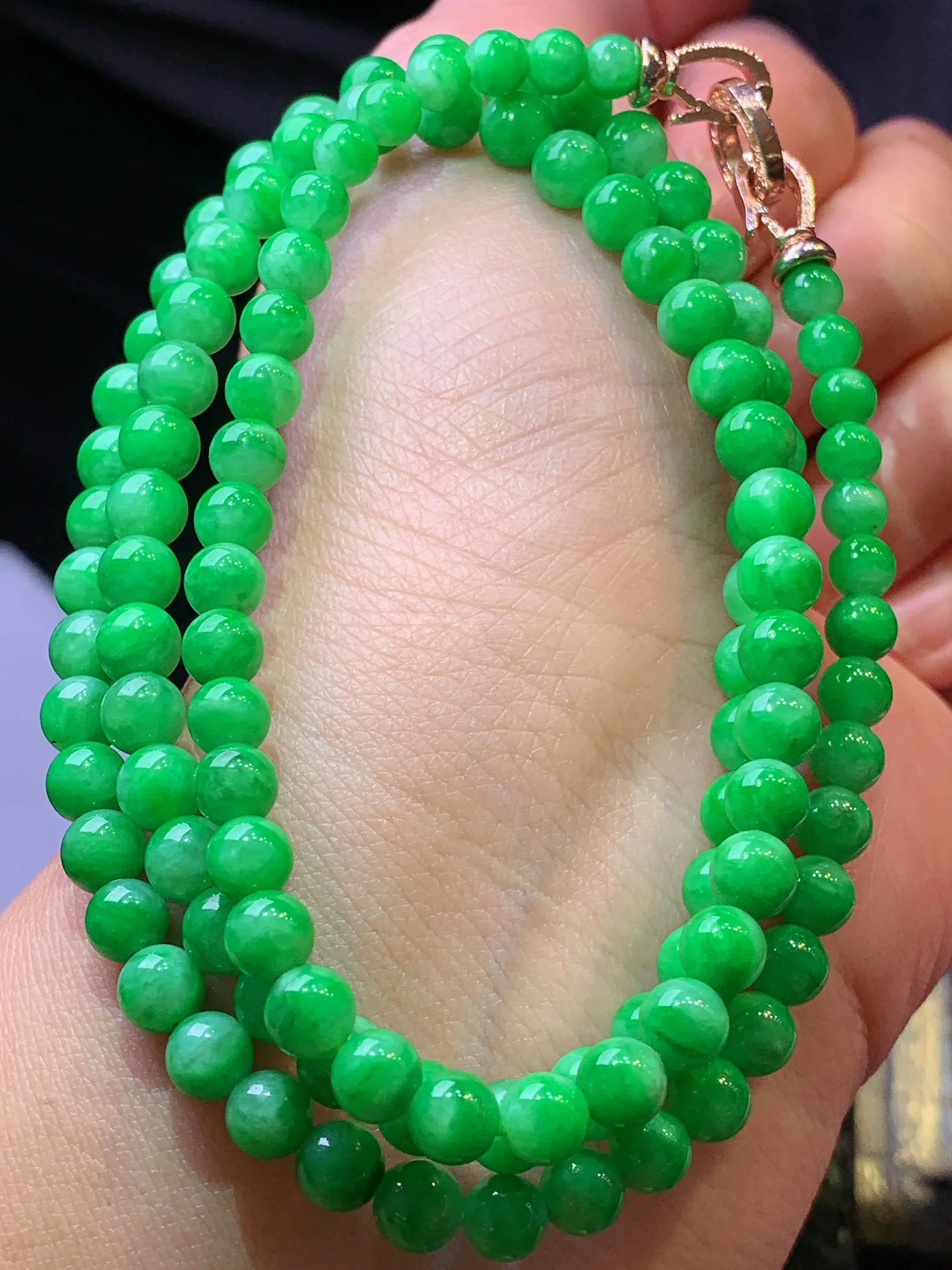 满绿圆珠项链 玉质细腻 色泽清新艳丽 整体尺寸5.3