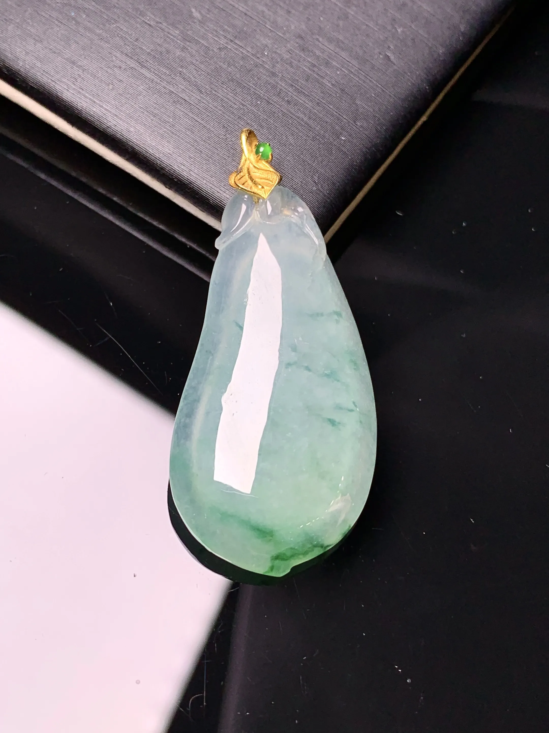 18k金镶嵌飘绿福瓜吊坠 玉质细腻 色泽清新艳丽 整体尺寸39.6*17.7*5