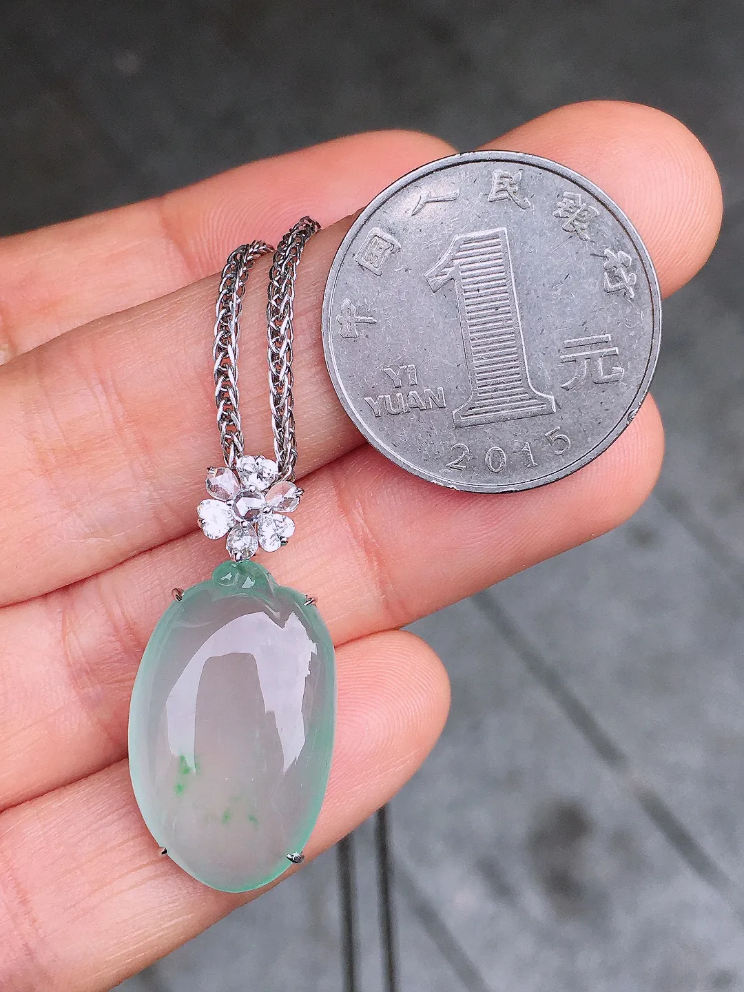 冰种福瓜吊坠，玉质细腻，荧光感超
强，饱满圆润，尽显优雅气质，18k
金豪华镶嵌