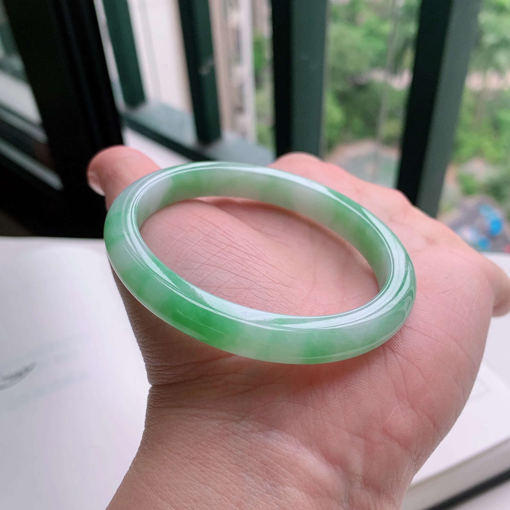 贵妃56圈口，天然A货翡翠冰糯种水润飘绿玉手镯，水润秀丽，飘花灵动，种水十足，视觉甜美可人，恰到好