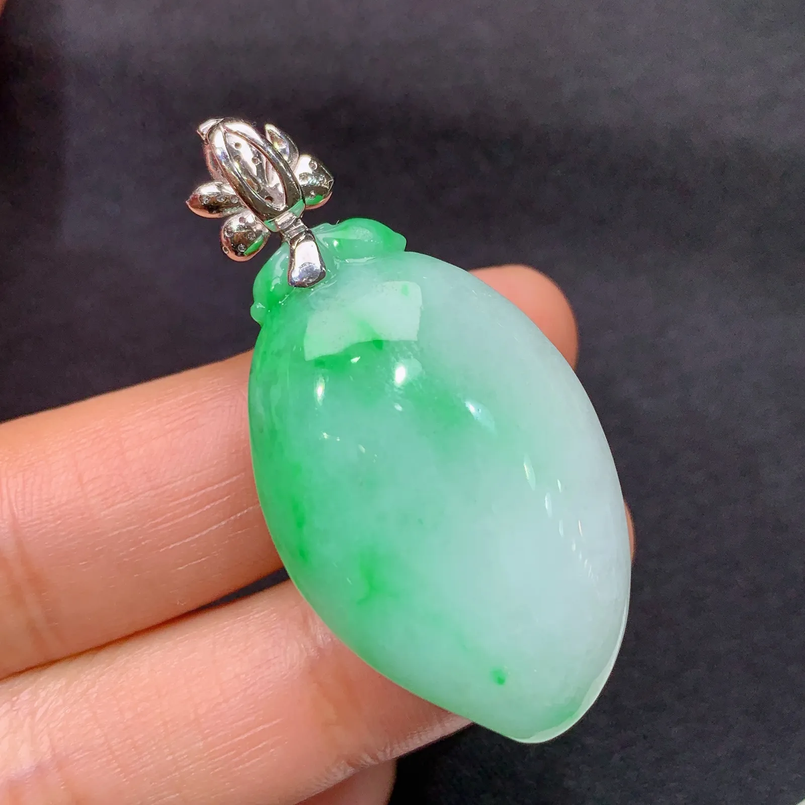 飘绿福瓜吊坠，18k金镶嵌，冰润色阳，玉质细腻，种水足，M002 尺寸43.9*21.5*12