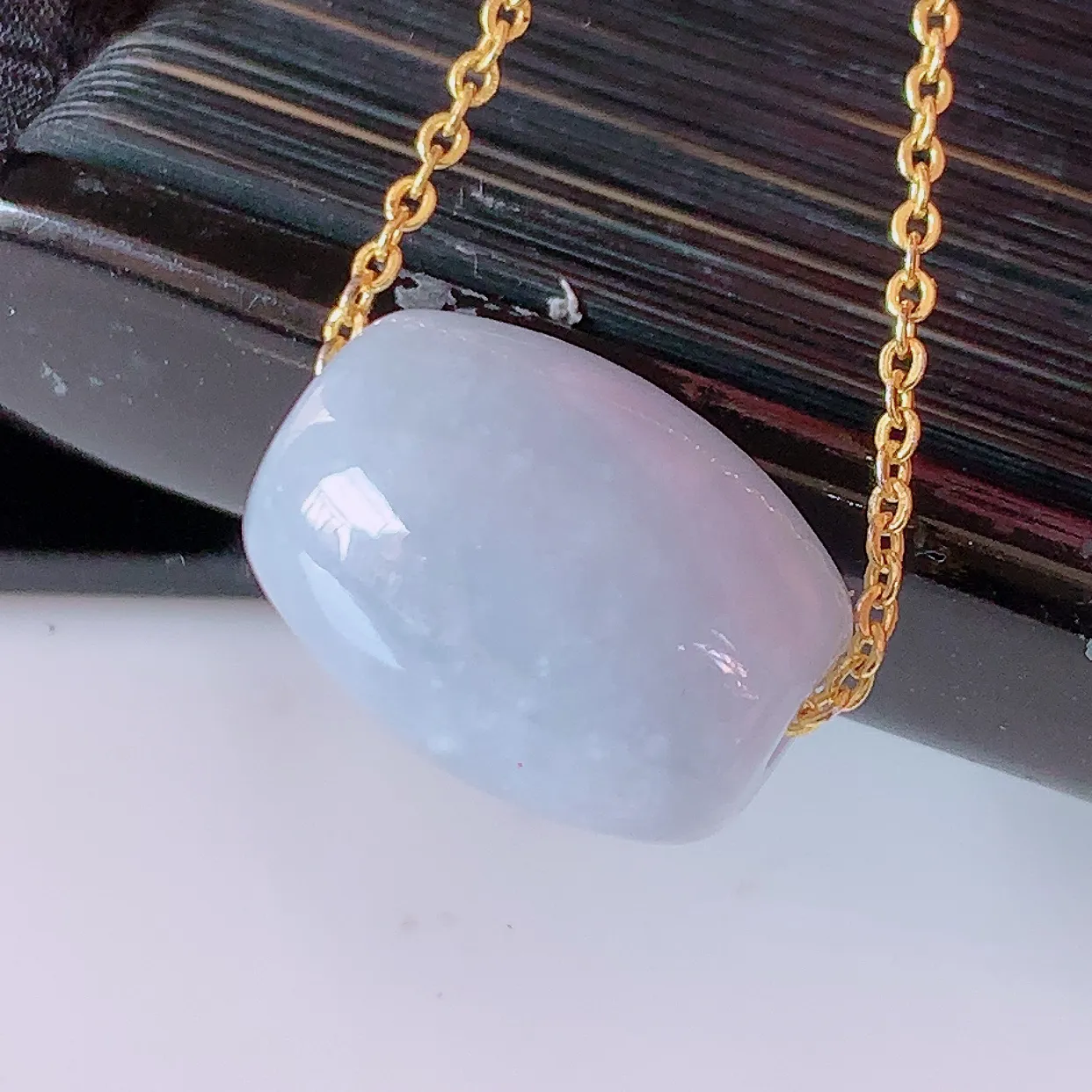 自然光实拍，冰润紫罗兰底翡翠路路通吊坠，寓意时来运转、财源滚滚，款式新颖时尚，日常百搭的款！配图银链#05.25