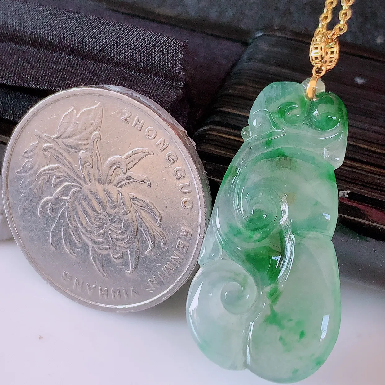 18K金镶嵌冰种飘绿翡翠如意吊坠，简单的镶嵌设计、让玉坠百搭又精致，寓意着吉祥，事事如意！#1.25