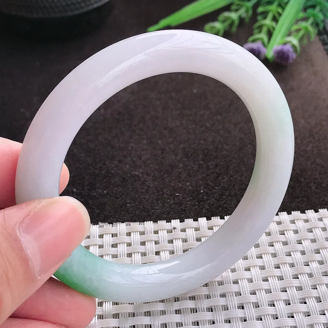 实拍A货翡翠53.5/9.5老坑精美温润飘阳绿圆条手镯翡翠玉镯子平安镯