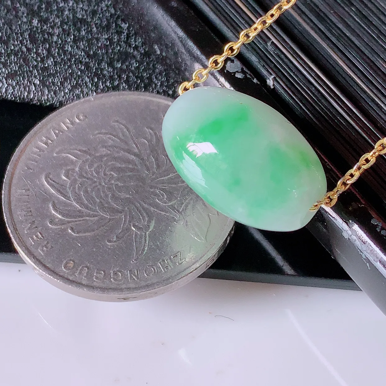 自然光实拍，水润飘绿翡翠路路通吊坠，寓意好运连连，路路畅通，经典款式，财运滚滚，路路通，佩戴效果更好！配图银链子#94.25