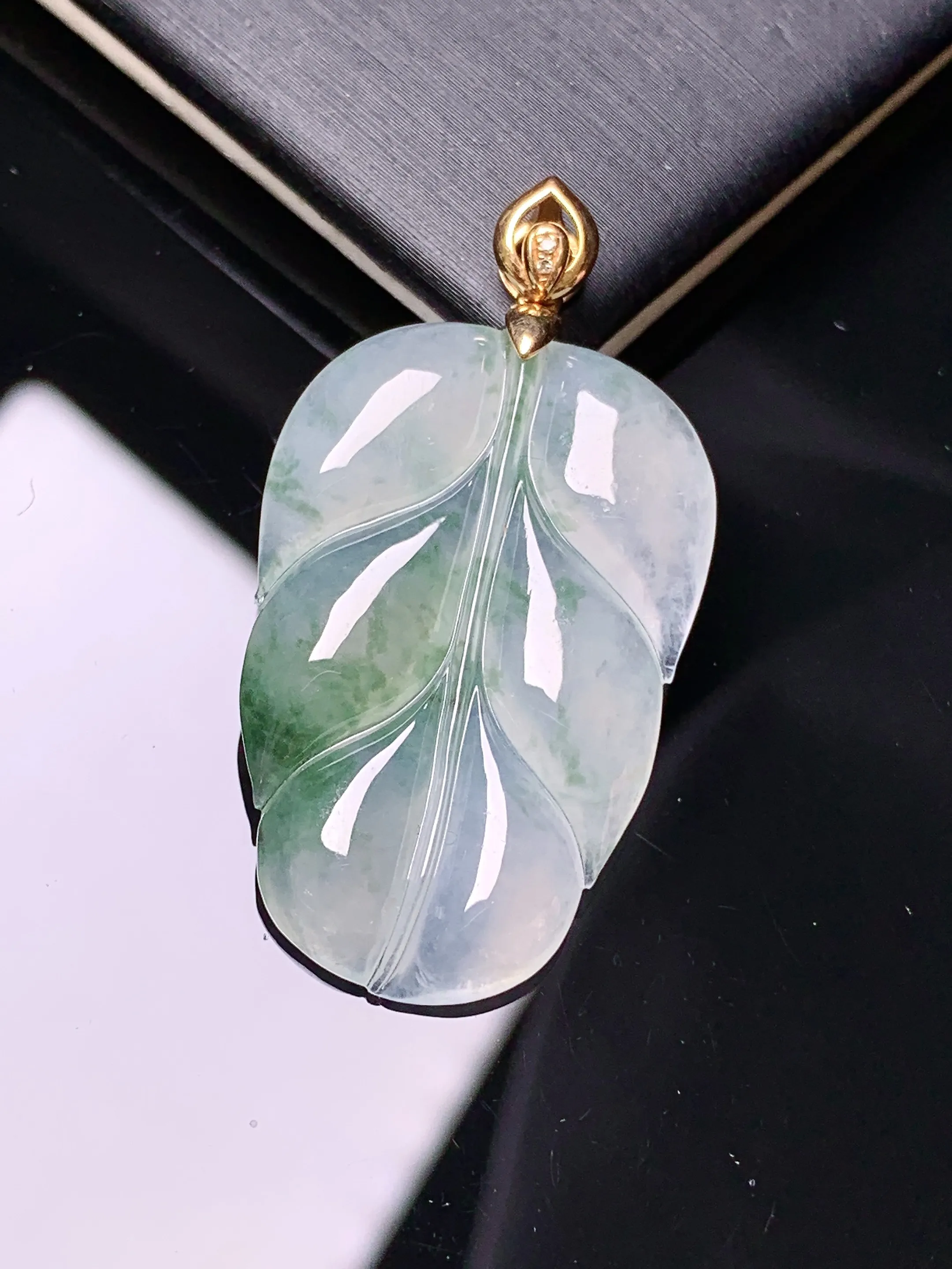 18k金镶嵌飘绿树叶吊坠 玉质细腻 色泽清新艳丽 整体尺寸38.5*20.5*4