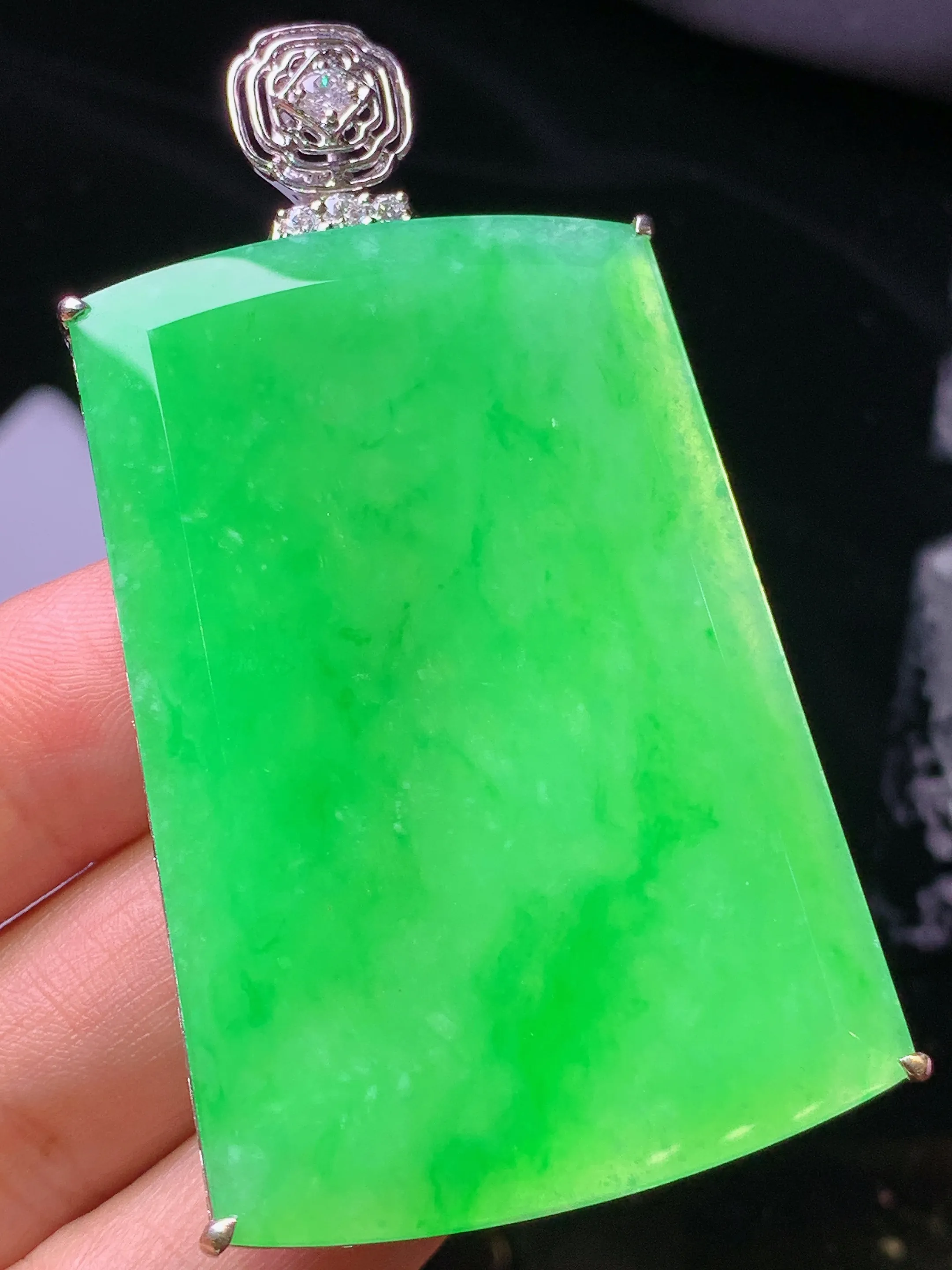 18k金镶嵌翠绿无事牌吊坠 玉质细腻 色泽清新艳丽 整体尺寸66.5*36.6*8.5