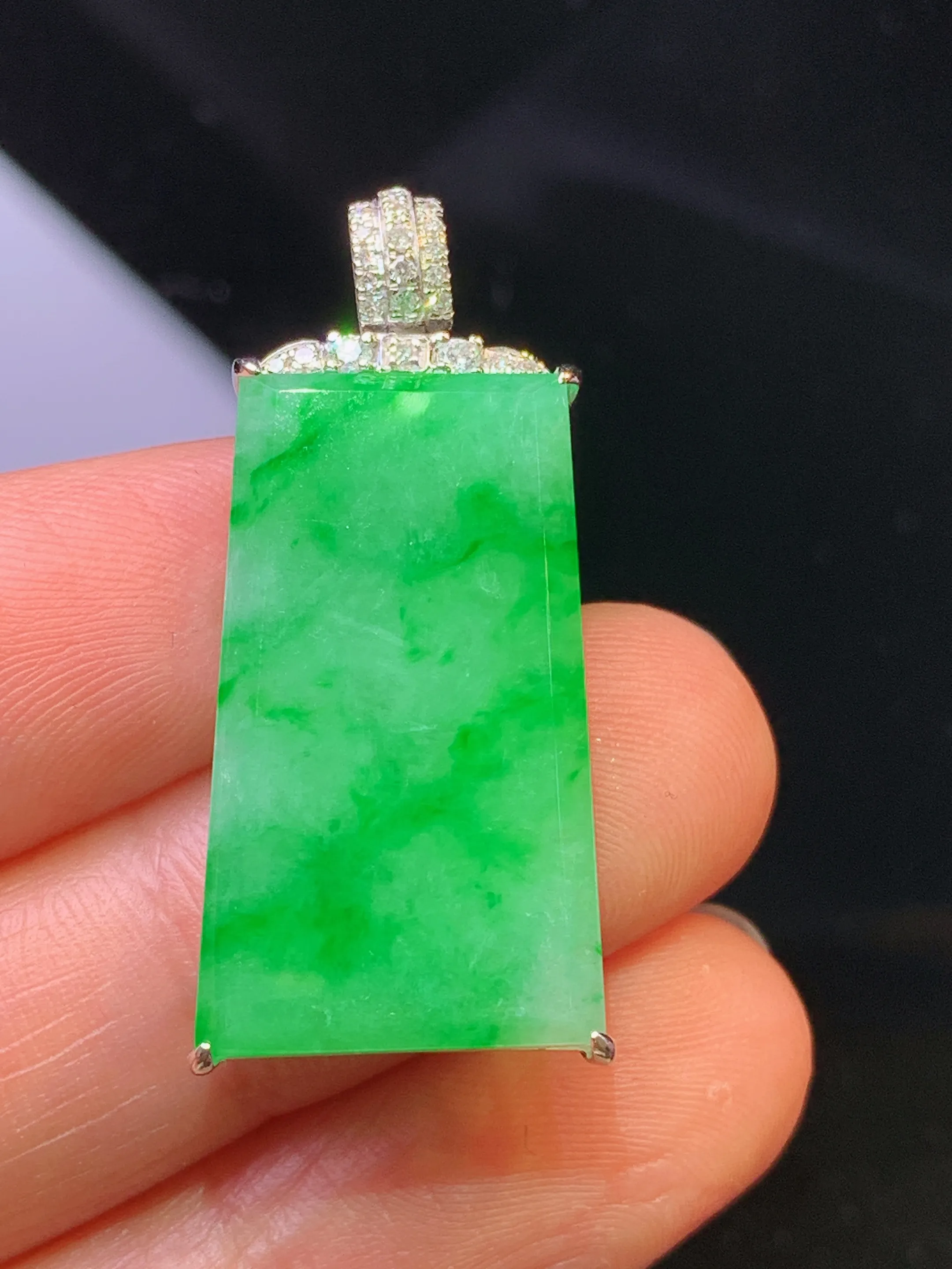 18k金钻镶嵌翠绿无事牌吊坠 玉质细腻 色泽清新艳丽 整体尺寸32.2*15*5.7