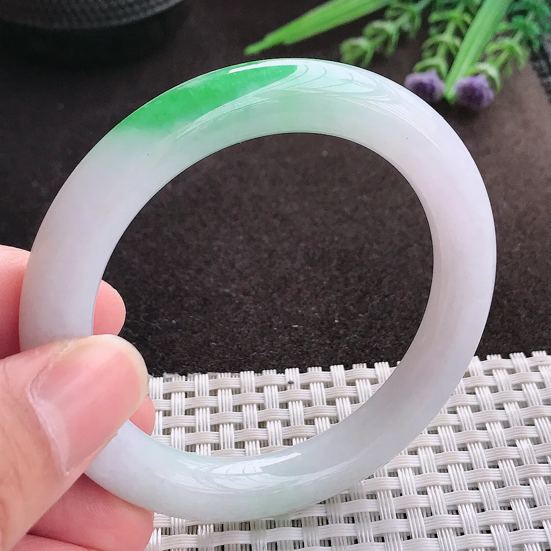 实拍A货翡翠53.5/9.5老坑精美温润飘阳绿圆条手镯翡翠玉镯子平安镯