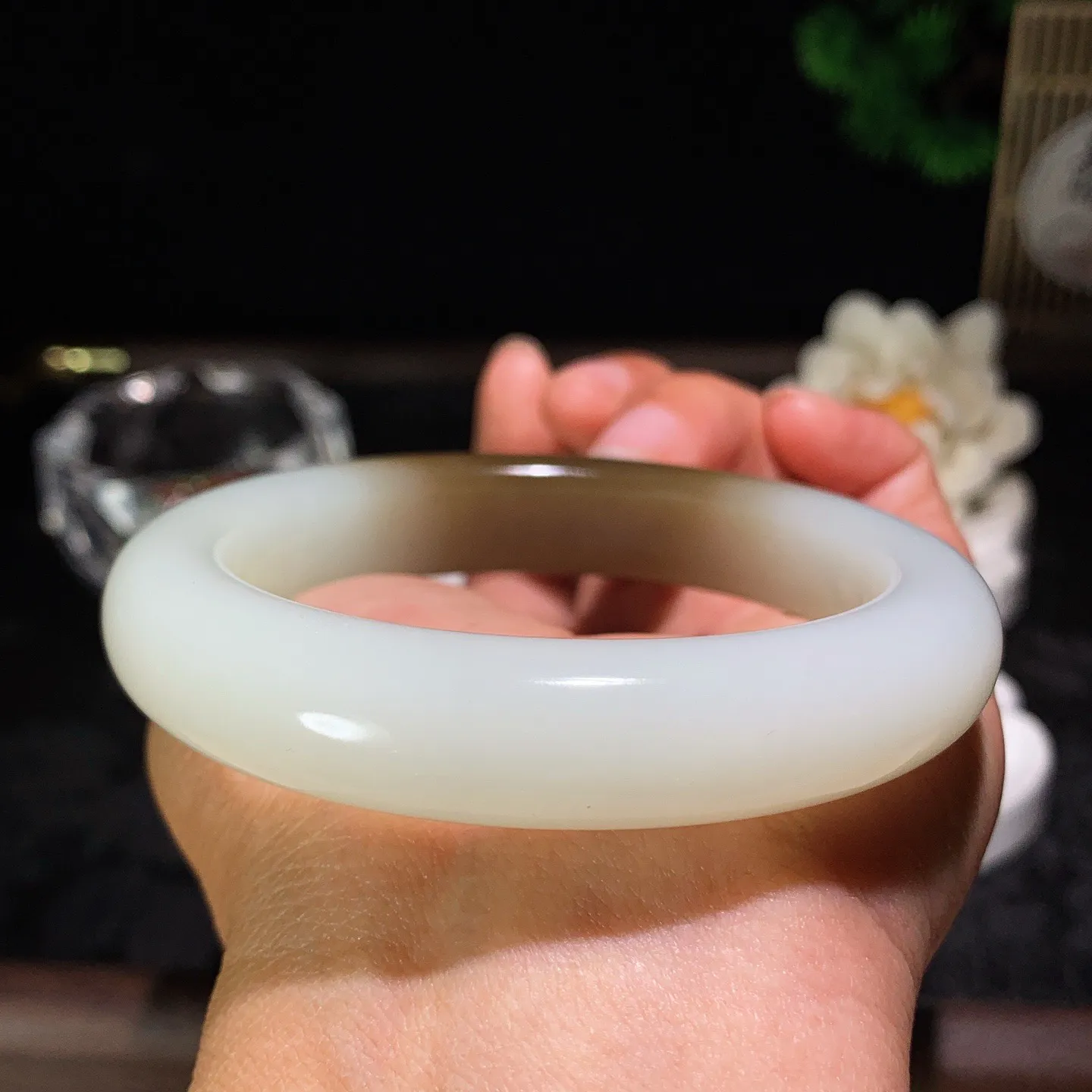 56圈口 新疆和田玉羊脂白且末糖手镯 且末糖半山半水手镯 56圈口条宽13厚10重63克。玉质细腻油润。手推出油。佩戴高端典雅。lt260129