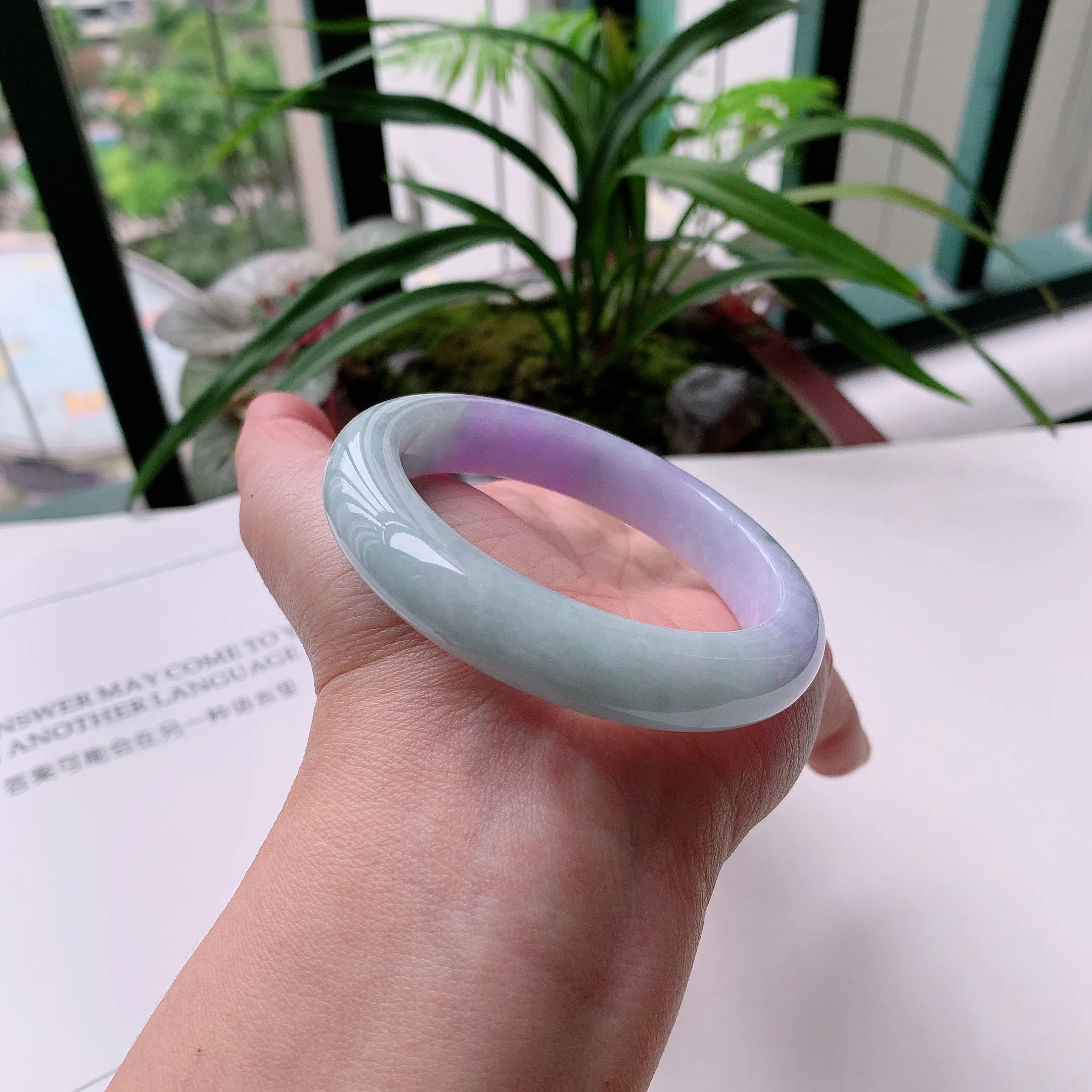 正圈55圈口，天然A货翡翠冰糯种水润飘绿玉手镯，水润秀丽，飘花灵动，种水十足，视觉甜美可人，恰到好处的美，十分高雅耐看，条形优美，上手优雅大方。57.45