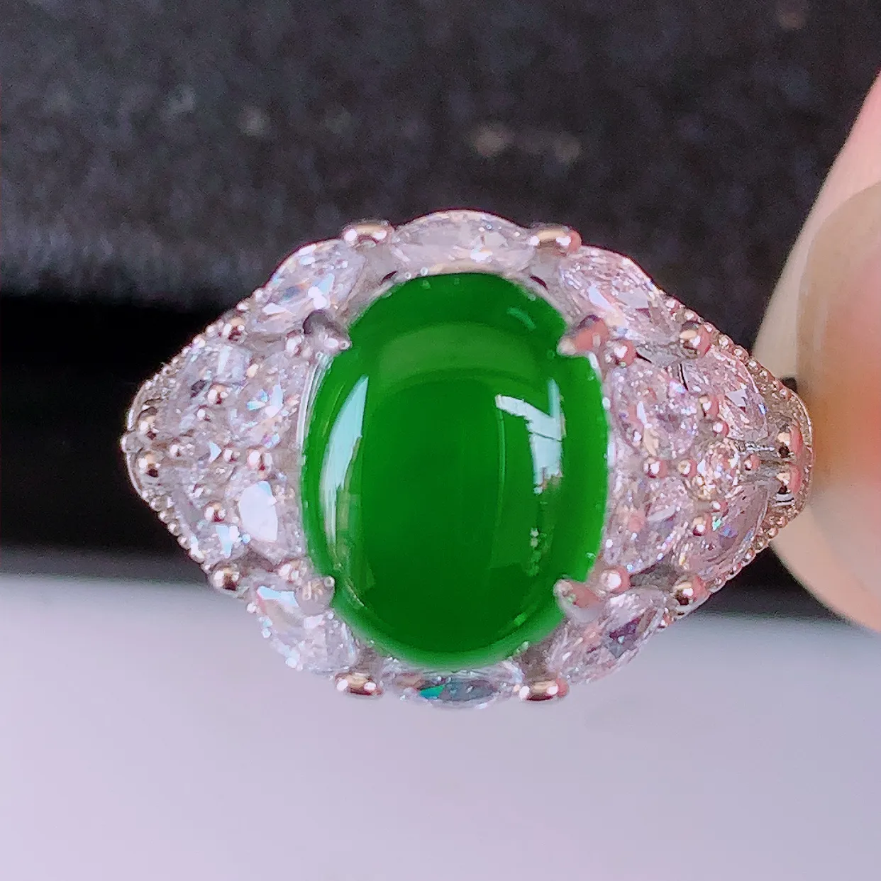 冰透满绿翡翠925银镶嵌戒指，自然光实拍，翠色灵动，颜色漂亮，种老水足，品相佳，佩戴佳品！#97.25（圈口可调大小）整体24.2*17.2*5.8裸石10*7.6