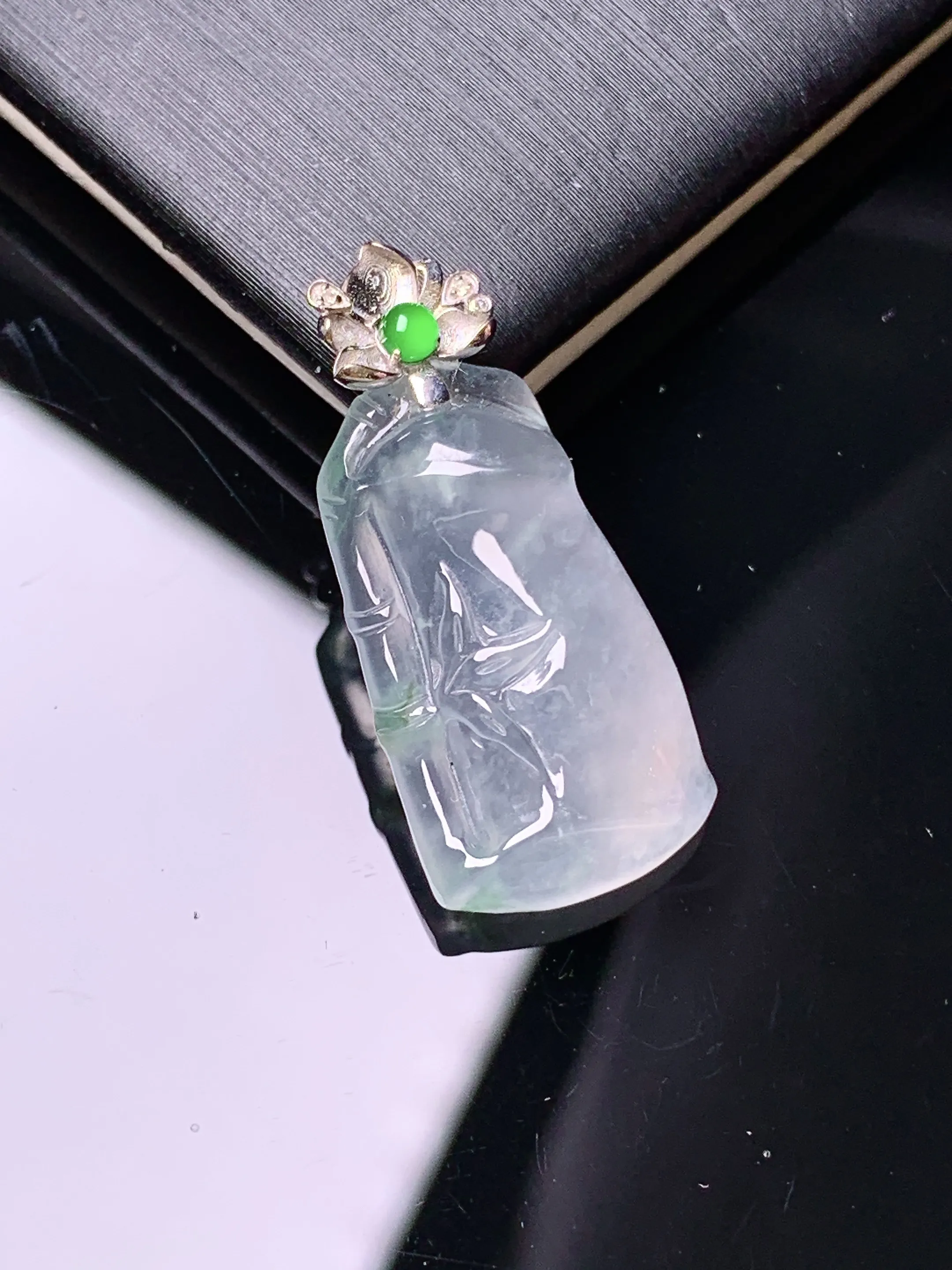 18k金钻镶嵌冰种节节高吊坠 玉质细腻 色泽清新艳丽 整体尺寸26.5*12*5