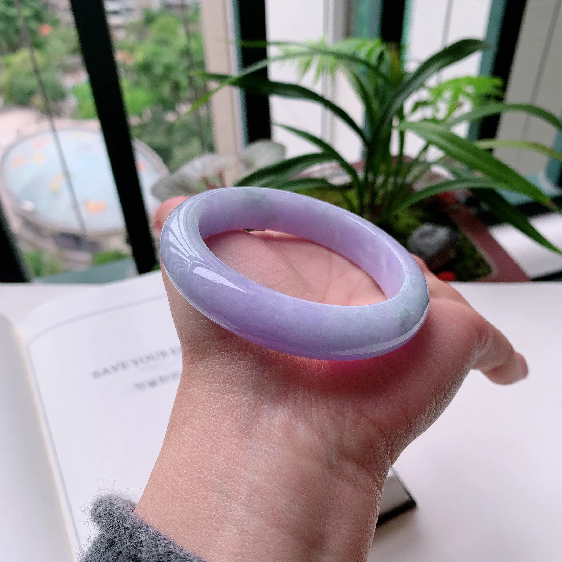 正圈55圈口，天然A货翡翠冰糯种水润飘绿玉手镯，水润秀丽，飘花灵动，种水十足，视觉甜美可人，恰到好