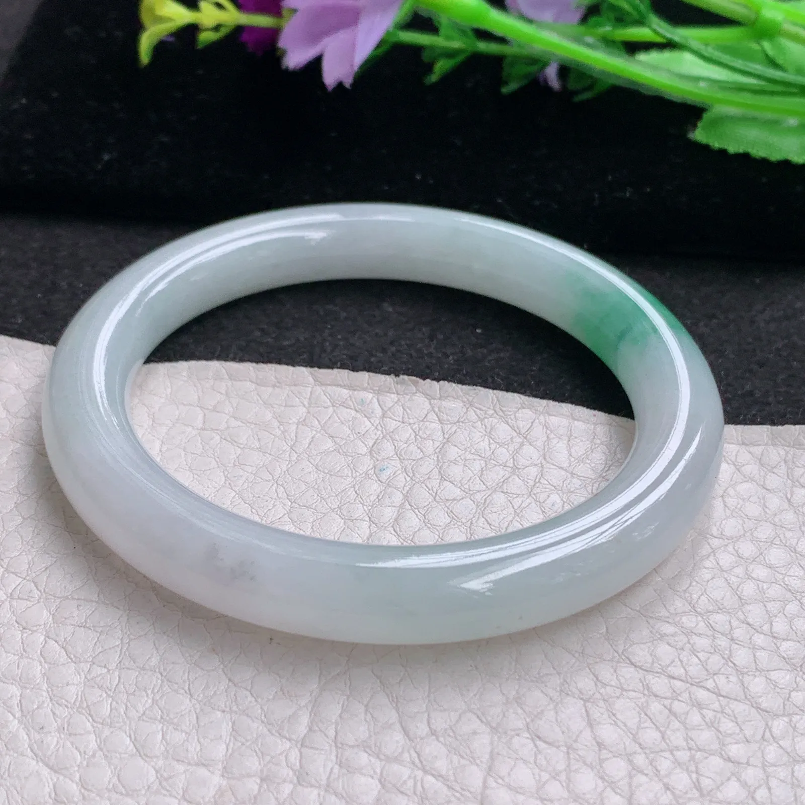 Hf实拍55.5*9.3缅甸翡翠手镯飘绿圆条玉镯子 秀气精美福镯