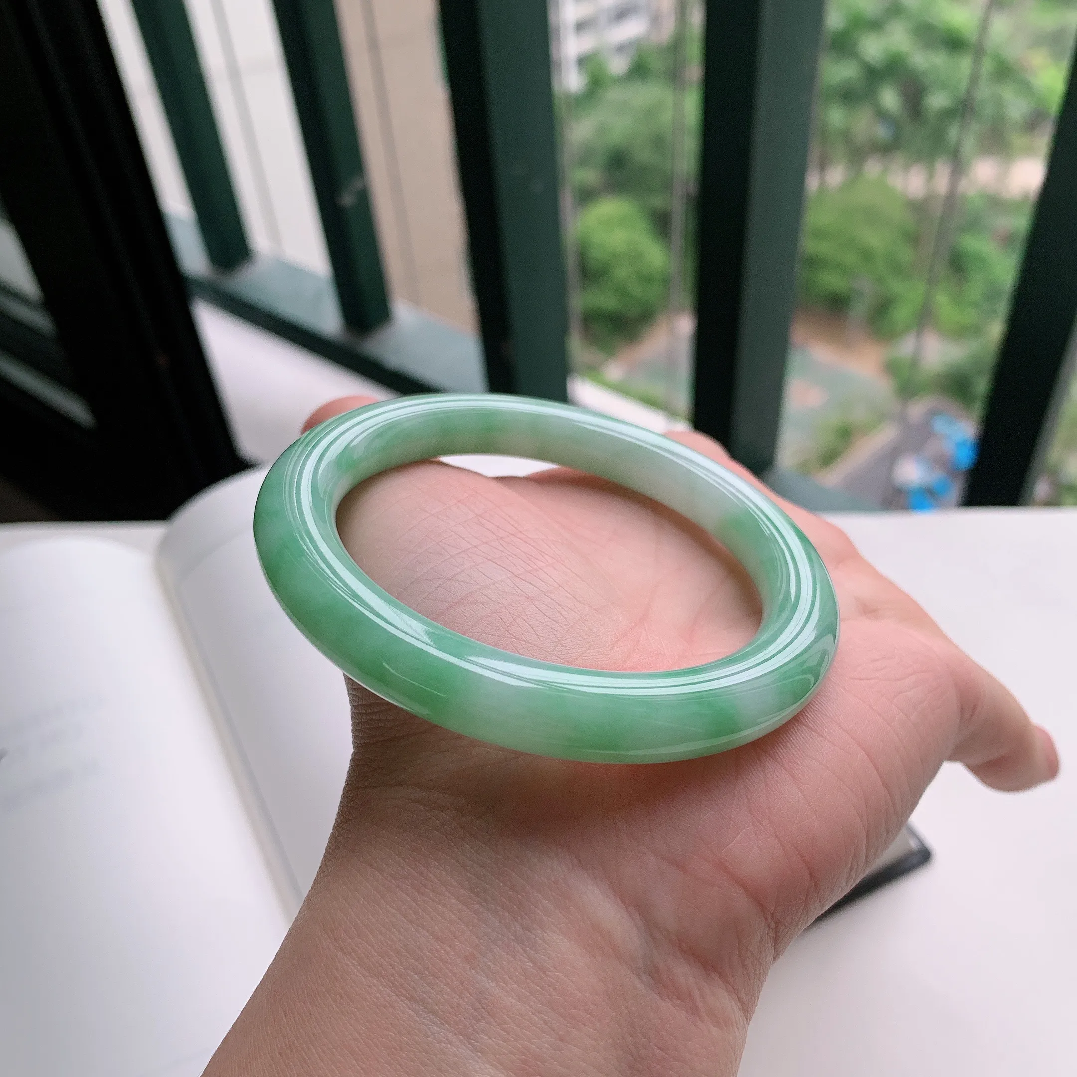 圆条57圈口，天然A货翡翠冰糯种水润飘绿玉手镯，水润秀丽，飘花灵动，种水十足，视觉甜美可人，恰到好处的美，十分高雅耐看，条形优美，上手优雅大方。54.19