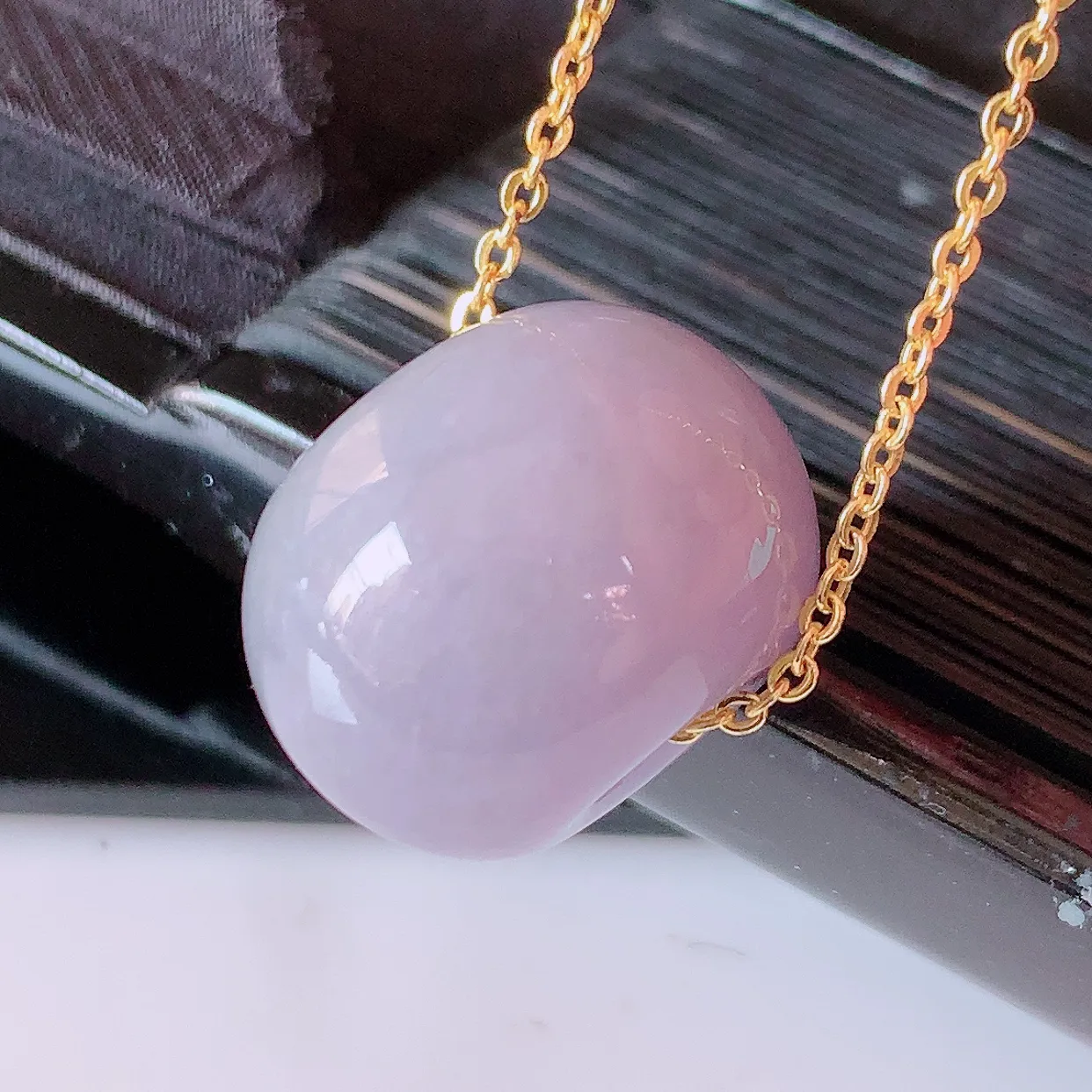 自然光实拍，冰润紫罗兰翡翠路路通吊坠，寓意时来运转、财源滚滚，款式新颖时尚，日常百搭的款！配图银链#05.25