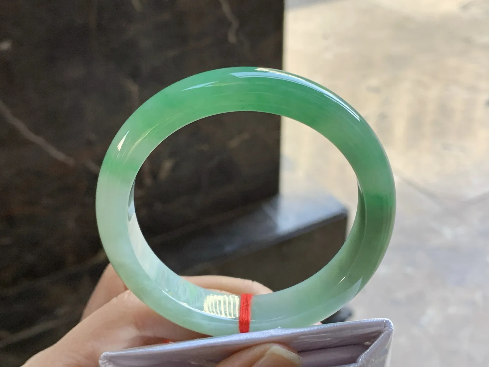 57-12.6-8.5

浓绿色手镯^_^鲜艳 玉质温润