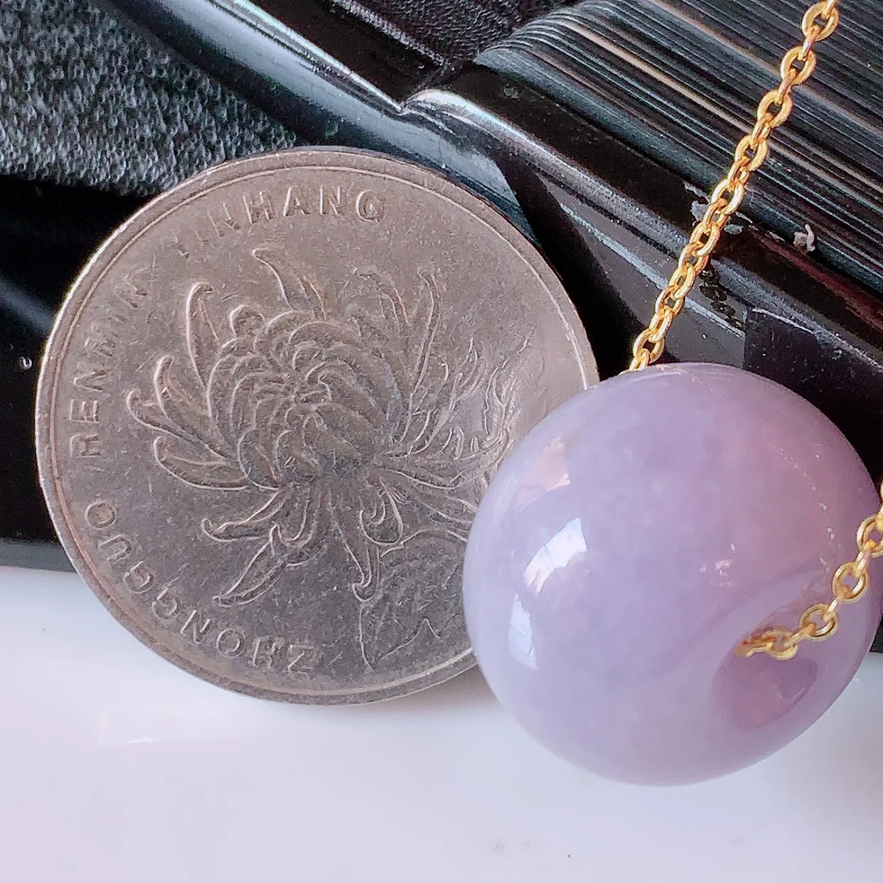 自然光实拍，冰润紫罗兰翡翠路路通吊坠，寓意时来运转、财源滚滚，款式新颖时尚，日常百搭的款！配图银链#05.25