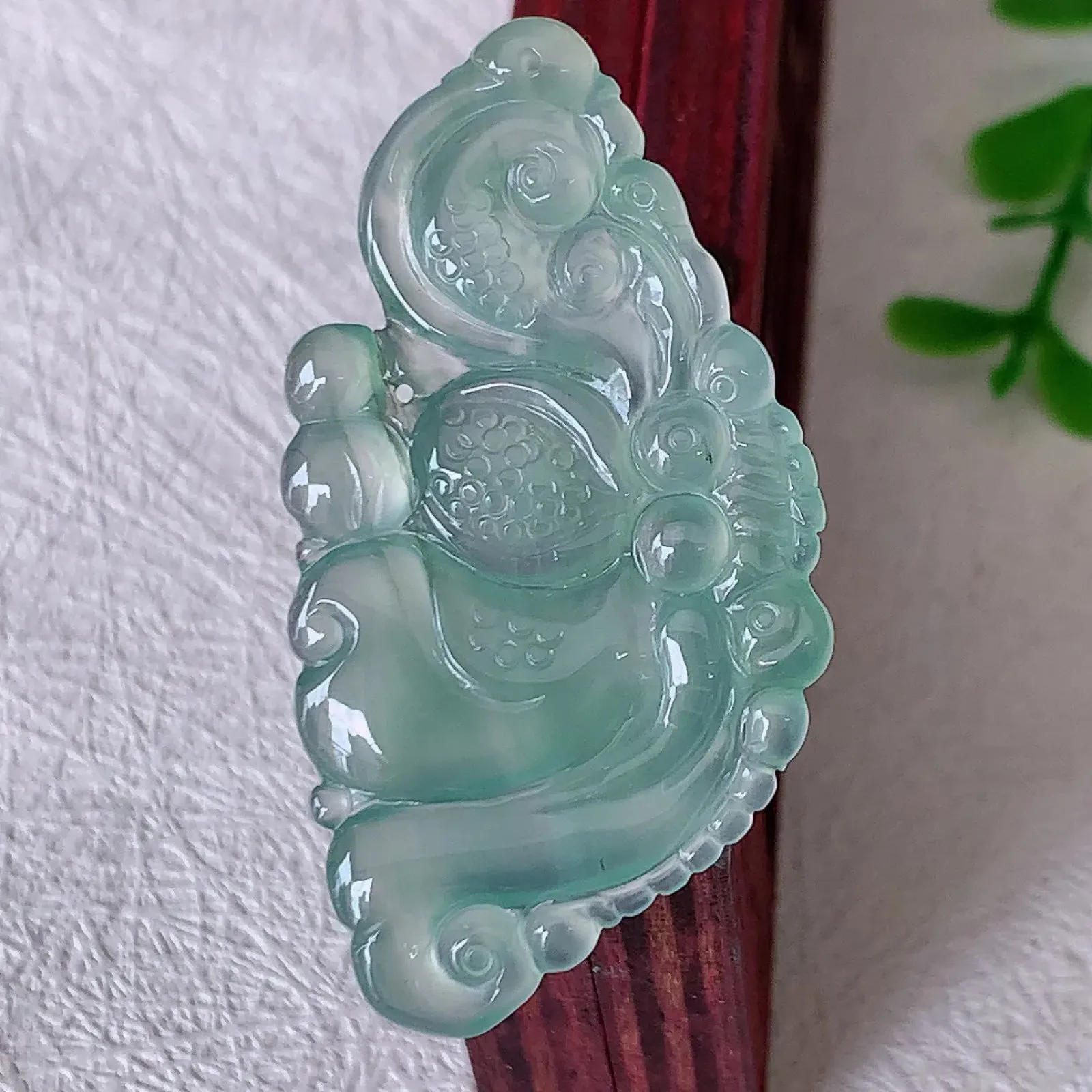 自然光实拍，冰种蝴蝶翡翠吊坠，翠色灵动，玉质细腻，颜色漂亮，品相佳，佩戴佳品！#01.25