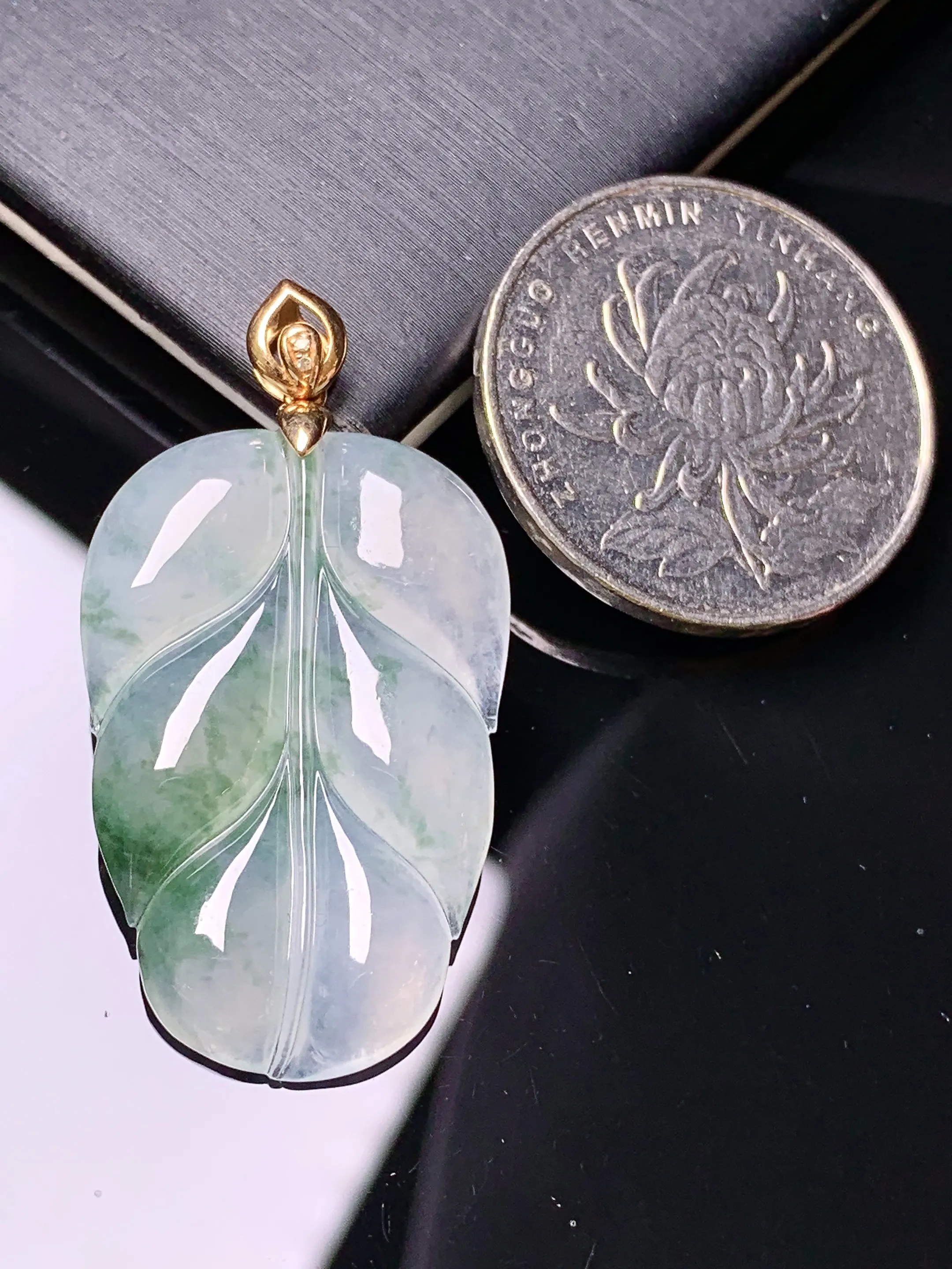 18k金镶嵌飘绿树叶吊坠 玉质细腻 色泽清新艳丽 整体尺寸38.5*20.5*4