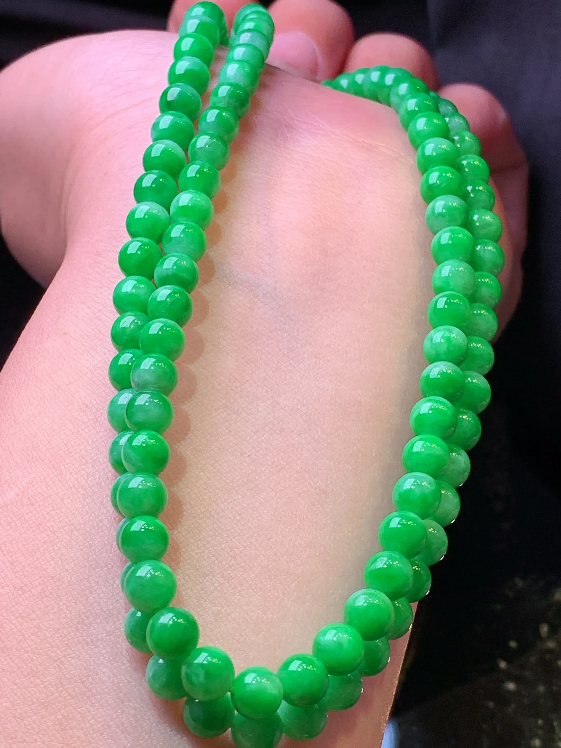 满绿圆珠项链 玉质细腻 色泽清新艳丽 整体尺寸5.3