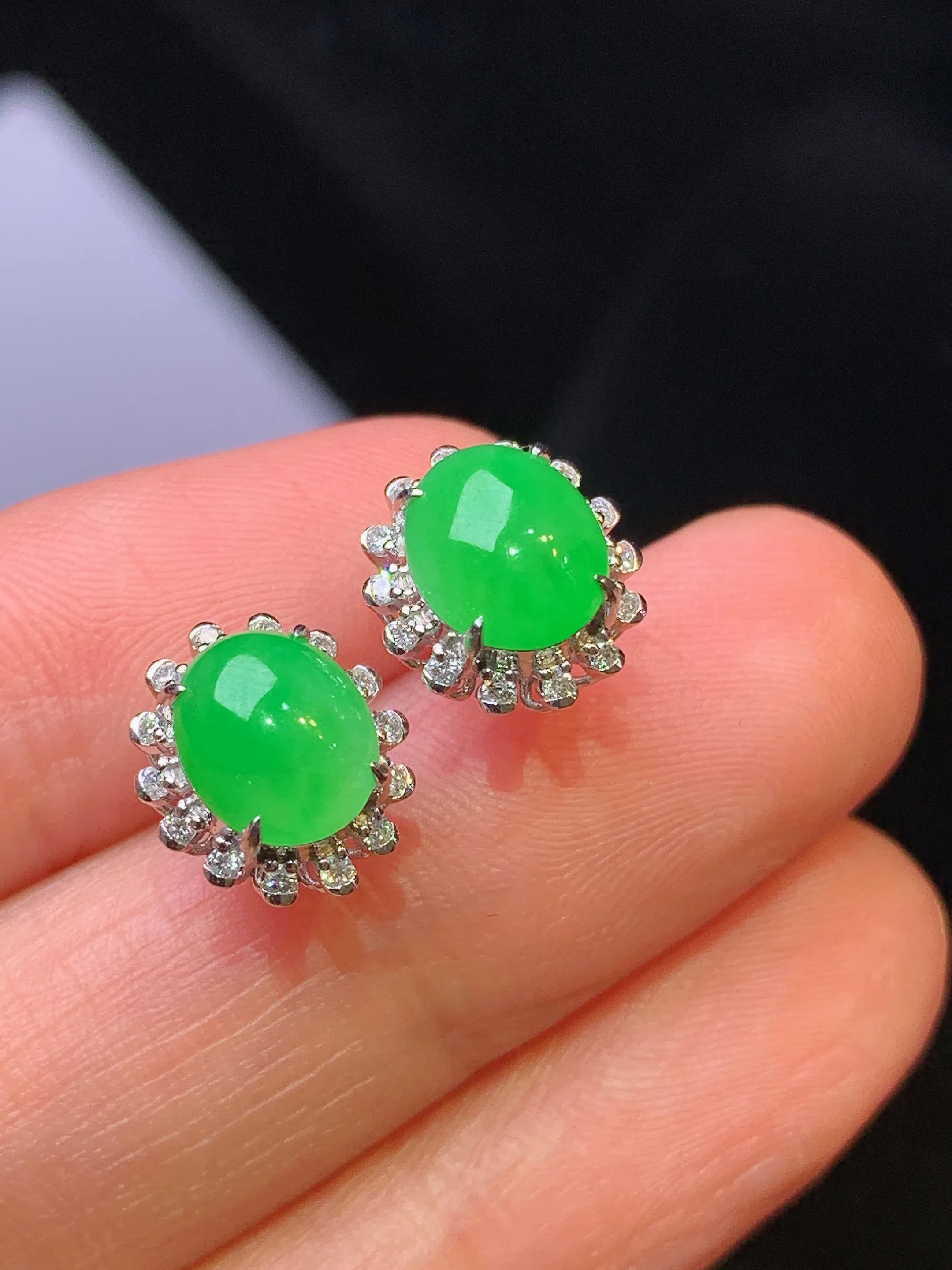 18k金钻镶嵌满绿蛋面耳钉 玉质细腻 色泽清新艳丽 整体尺寸11*9.5*7.3