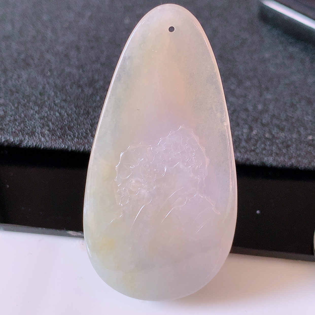 自然光实拍，冰黄翡翡翠山水牌吊坠，立体生动形象，山水素材布局合理，意境感佳，佩戴上身效果更高贵 #60.25