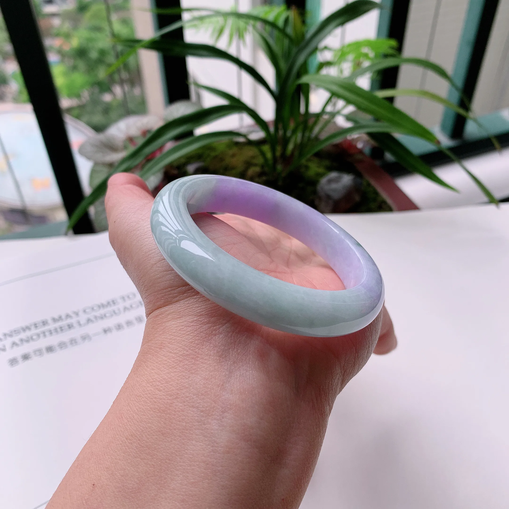 正圈55圈口，天然A货翡翠冰糯种水润飘绿玉手镯，水润秀丽，飘花灵动，种水十足，视觉甜美可人，恰到好处的美，十分高雅耐看，条形优美，上手优雅大方。57.45