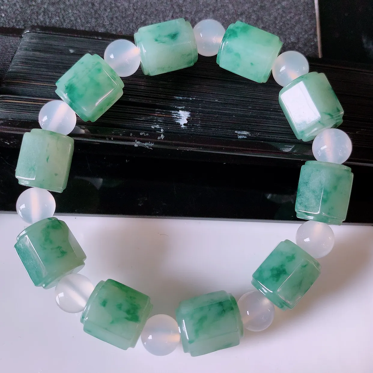 自然光实拍，冰润飘花翡翠手链，路路通翡翠手串，花式飘逸，佩戴效果大方时尚，圆珠为装饰珠！#89.25