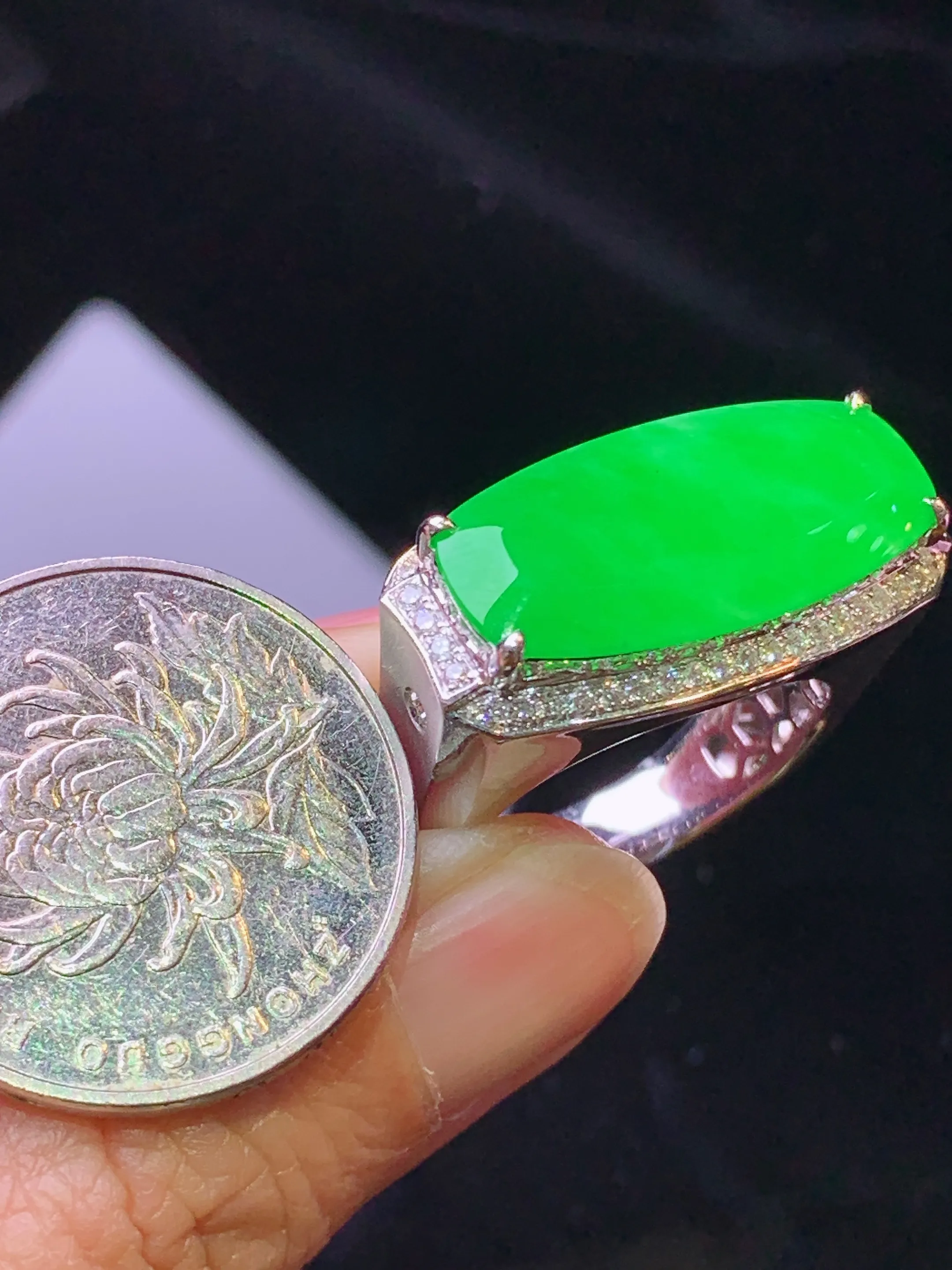 18k金钻镶嵌翠绿马鞍戒指 玉质细腻 色泽清新艳丽 圈口20 裸石尺寸11.2*23.5*2