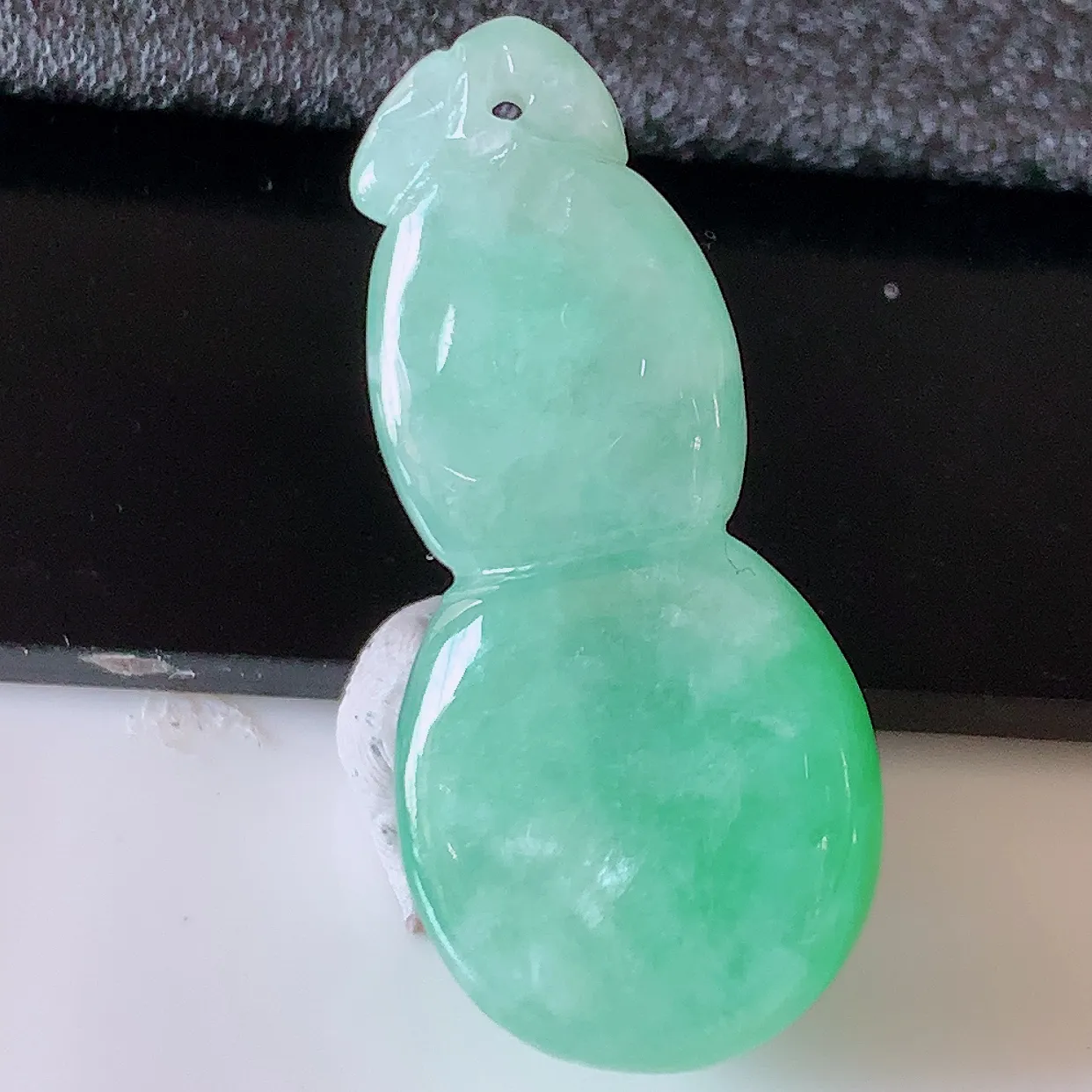 自然光实拍，冰润飘绿翡翠葫芦吊坠，寓意福禄双全，财源滚滚，清新脱俗，佩戴效果优雅迷人！#05.25