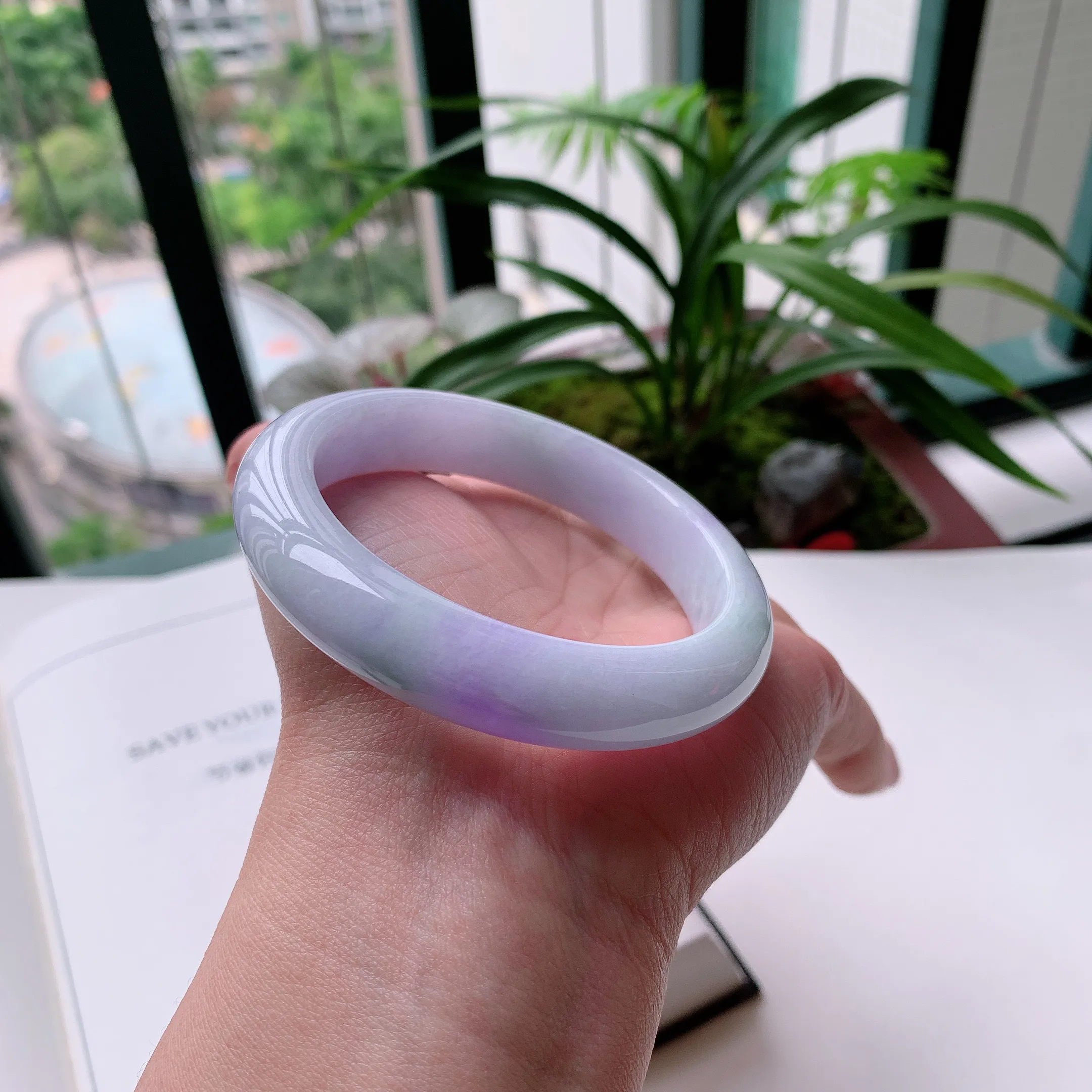 正圈57圈口，天然A货翡翠冰糯种水润飘绿玉手镯，水润秀丽，飘花灵动，种水十足，视觉甜美可人，恰到好处的美，十分高雅耐看，条形优美，上手优雅大方。63.98