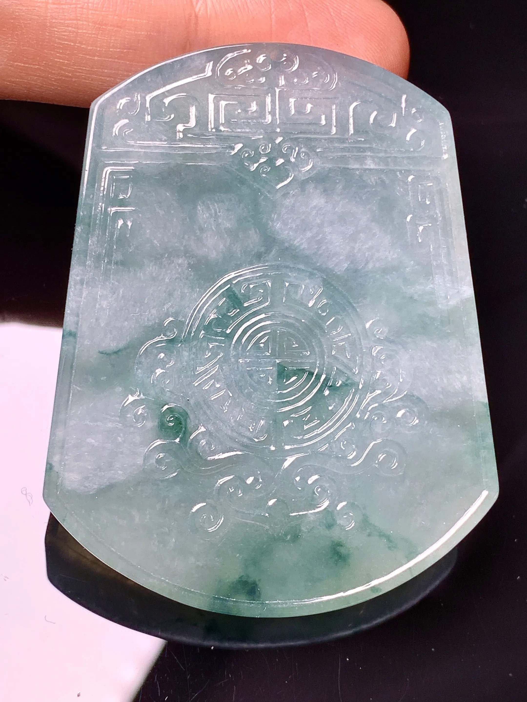 仿古飘花无事牌吊坠 玉质细腻 色泽清新艳丽 整体尺寸54.2*43*5.8