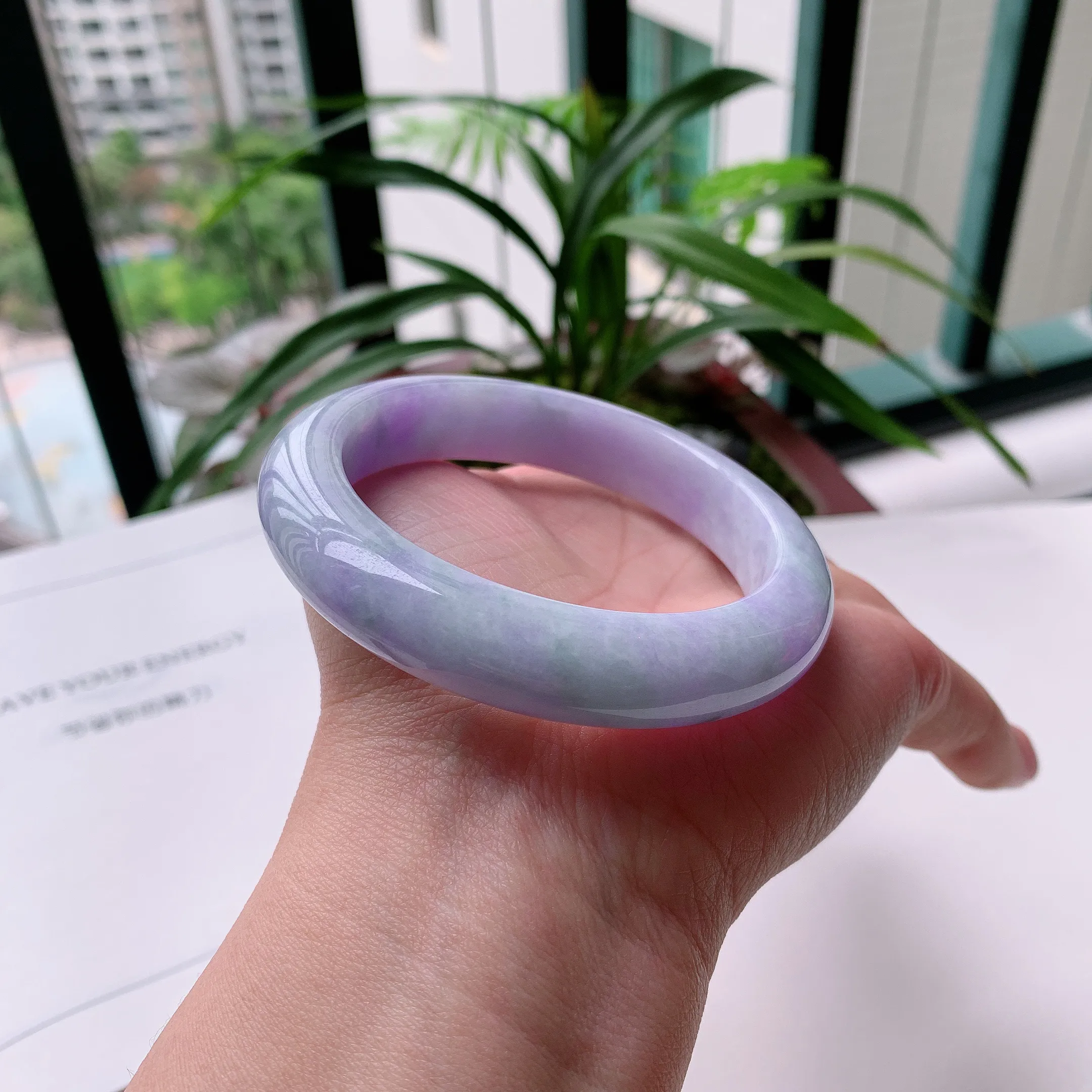 正圈58圈口，天然A货翡翠冰糯种水润飘绿玉手镯，水润秀丽，飘花灵动，种水十足，视觉甜美可人，恰到好处的美，十分高雅耐看，条形优美，上手优雅大方。70.91